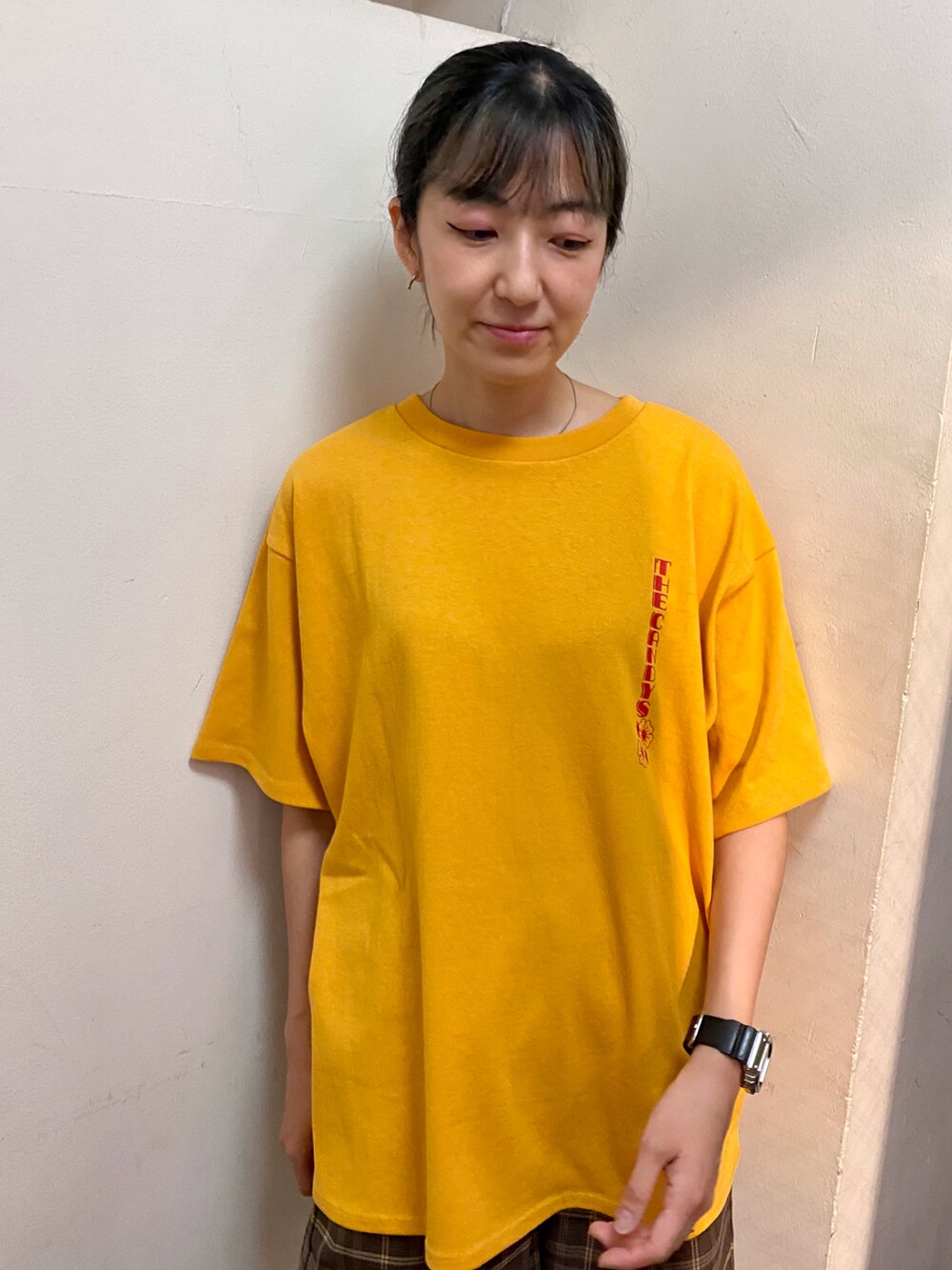 イエロー系のTシャツ/カットソー、ブラウン系のその他パンツを着用したレディースの夏コーディネートの4枚目の写真