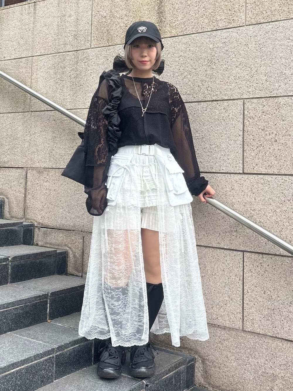 ホワイト系のスカート、ホワイト系のその他パンツ、ブラック系のショルダーバッグを着用したレディースの夏コーディネートの5枚目の写真