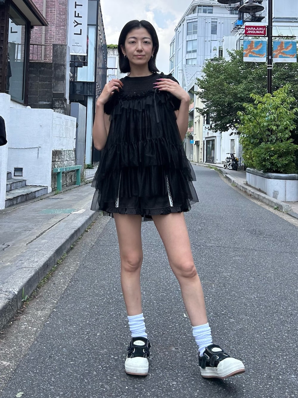 ブラック系のその他パンツ、ブラック系のその他トップス、ブラック系のTシャツ/カットソーを着用したレディースの夏コーディネートの2枚目の写真
