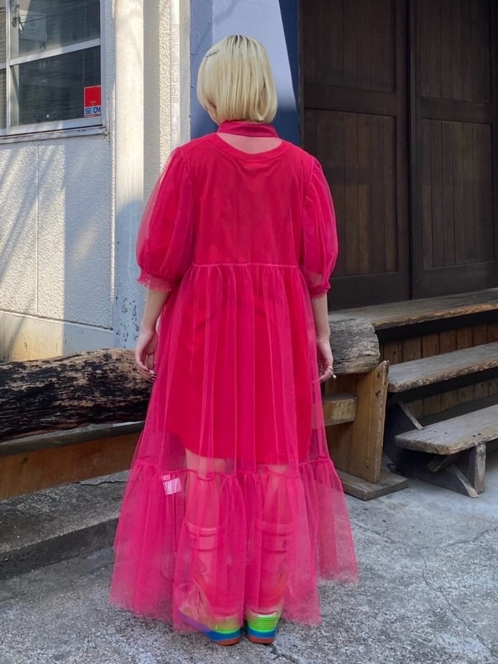 レッド系のTシャツ/カットソー、レッド系のワンピース、ホワイト系のソックス/靴下を着用したレディースの春コーディネートの6枚目の写真