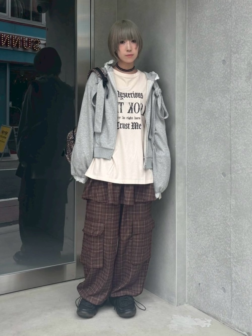 ベージュ系のTシャツ/カットソー、グレー系のパーカー、ブラウン系のその他パンツを着用したレディースの秋コーディネートの3枚目の写真