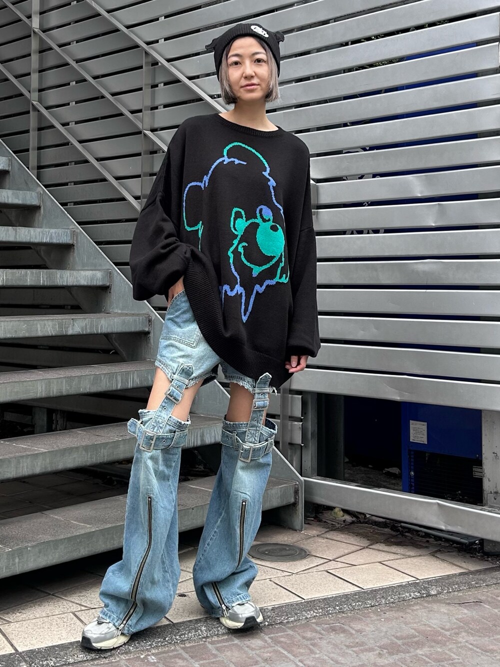 ブラック系のニット/セーター、ブルー系のデニムパンツ、シルバー系のシューズを着用したレディースの秋コーディネートの3枚目の写真