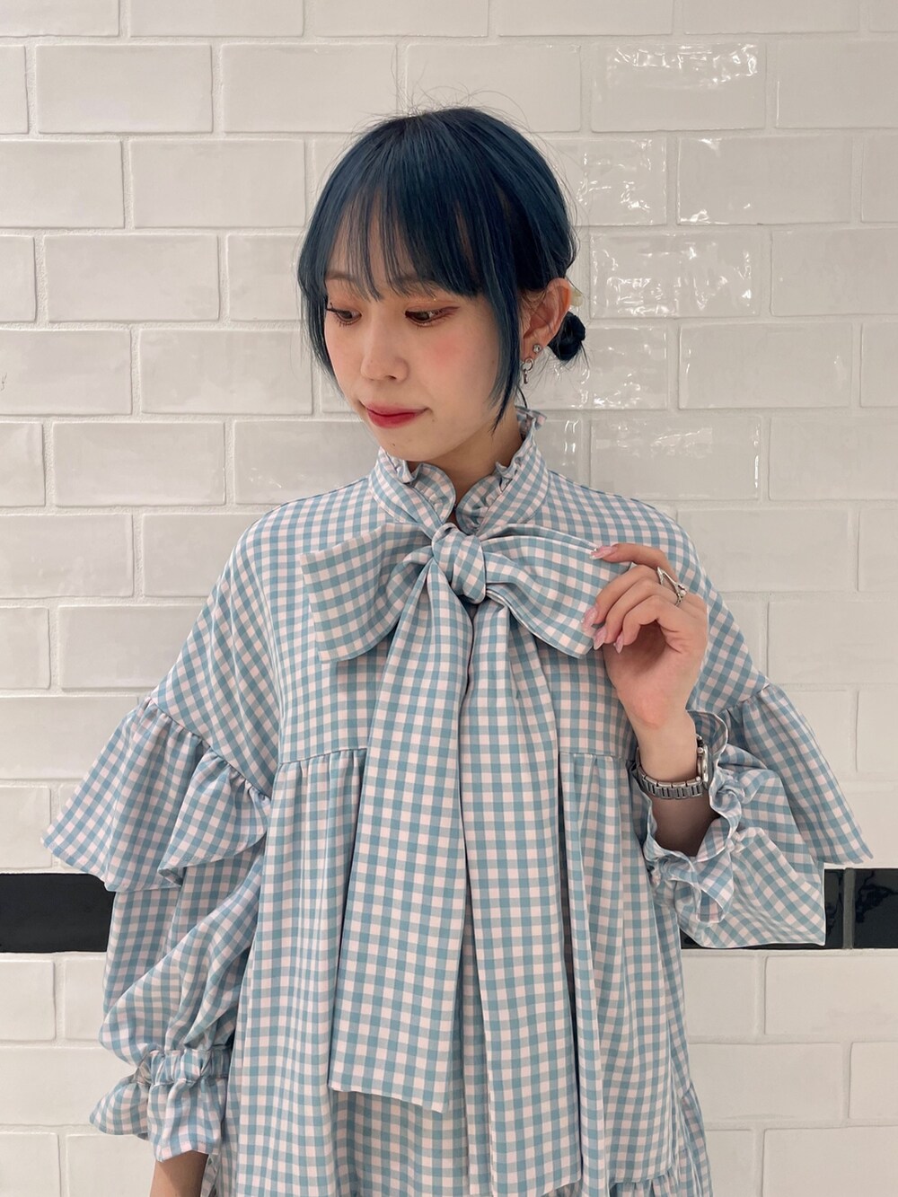 ブラック系のローファー、ピンク系のワンピースを着用したレディースの夏コーディネートの5枚目の写真