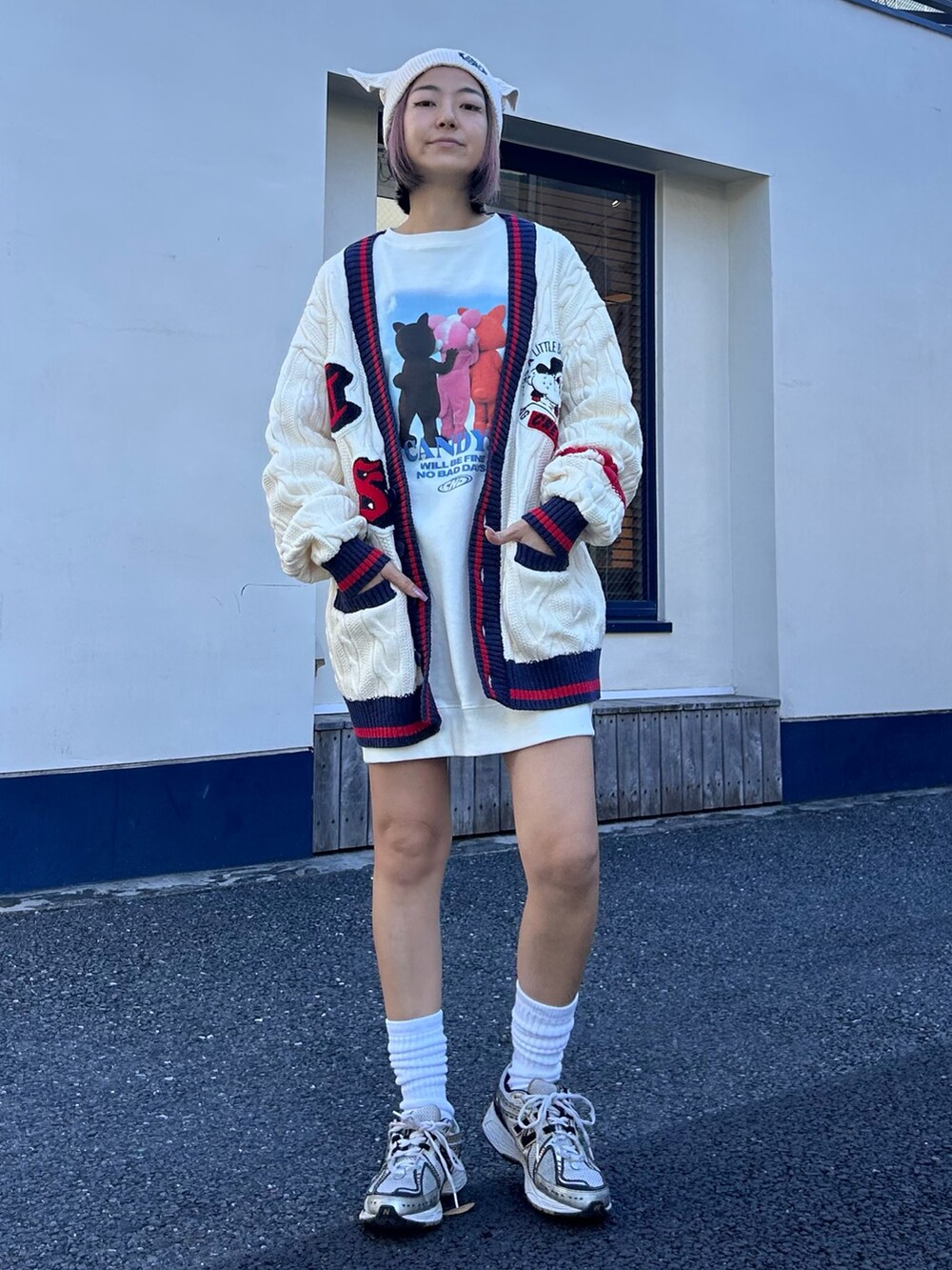 シルバー系のシューズ、ホワイト系のスウェット、ホワイト系のカーディガン/ボレロを着用したレディースの冬コーディネートの3枚目の写真