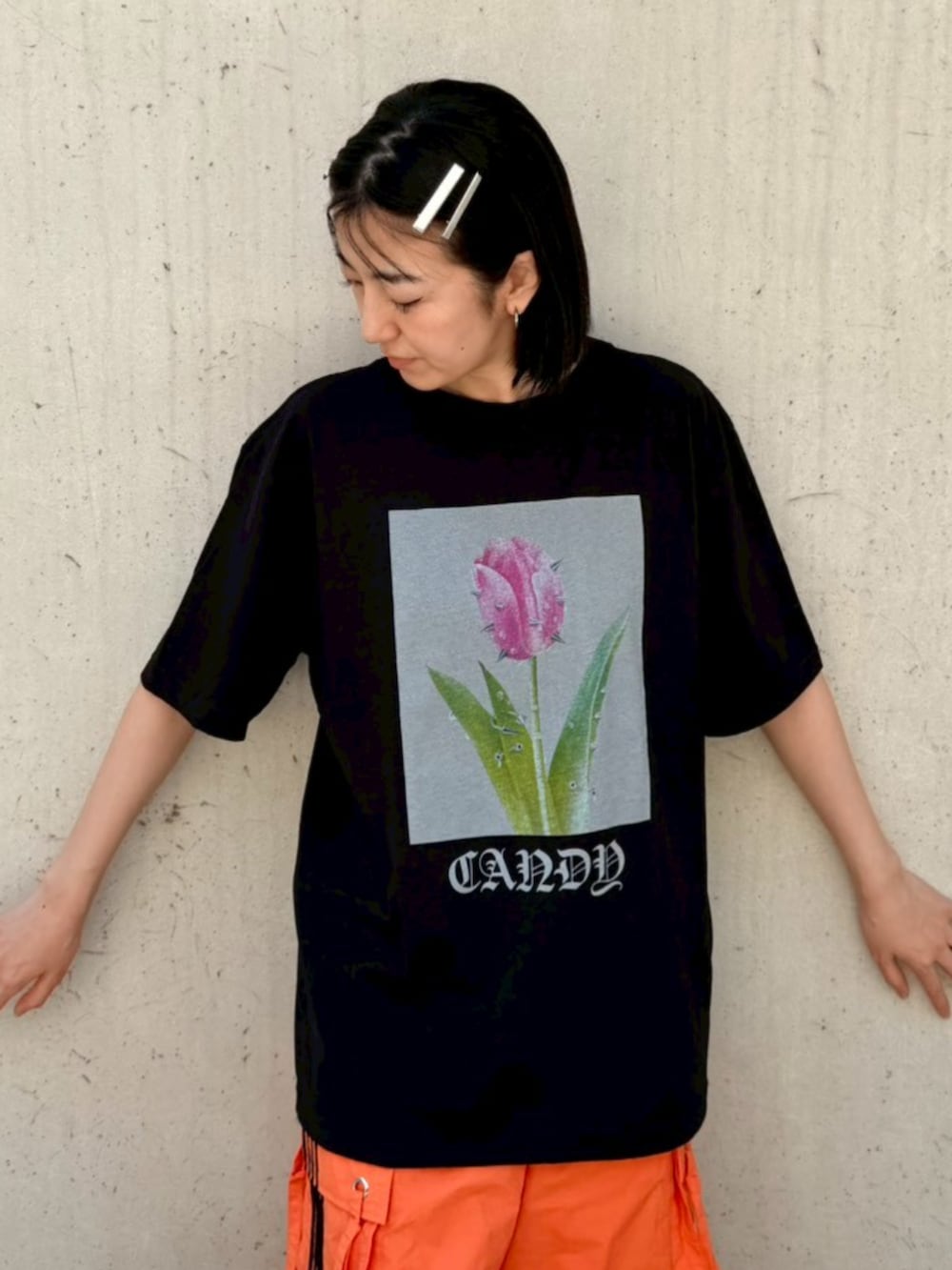 ブラック系のTシャツ/カットソー、オレンジ系のその他パンツを着用したレディースの春コーディネートの3枚目の写真