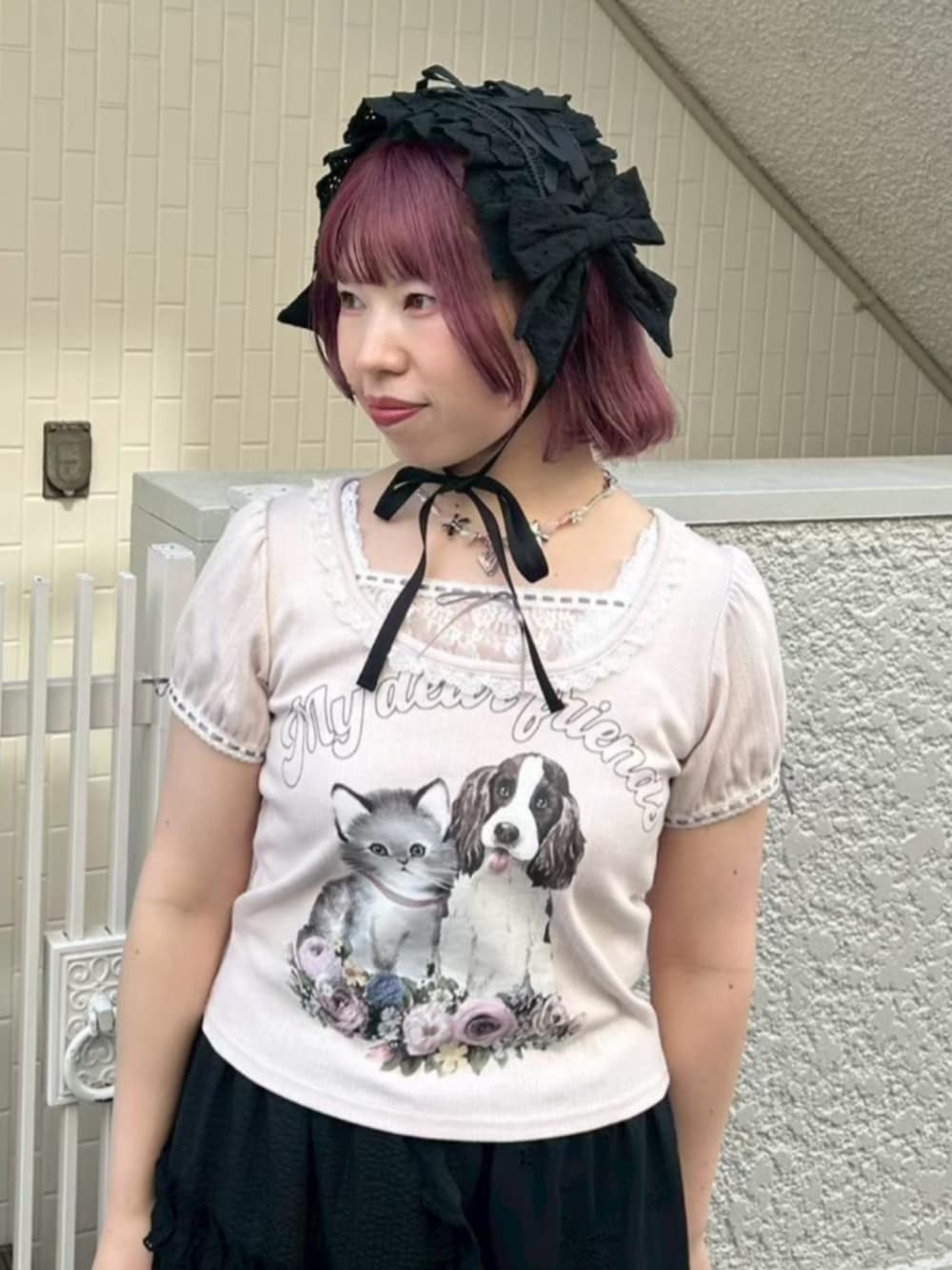 ブラック系のスカート、ホワイト系のTシャツ/カットソー、ブラック系のニットキャップ/ビーニーを着用したレディースの夏コーディネートの3枚目の写真