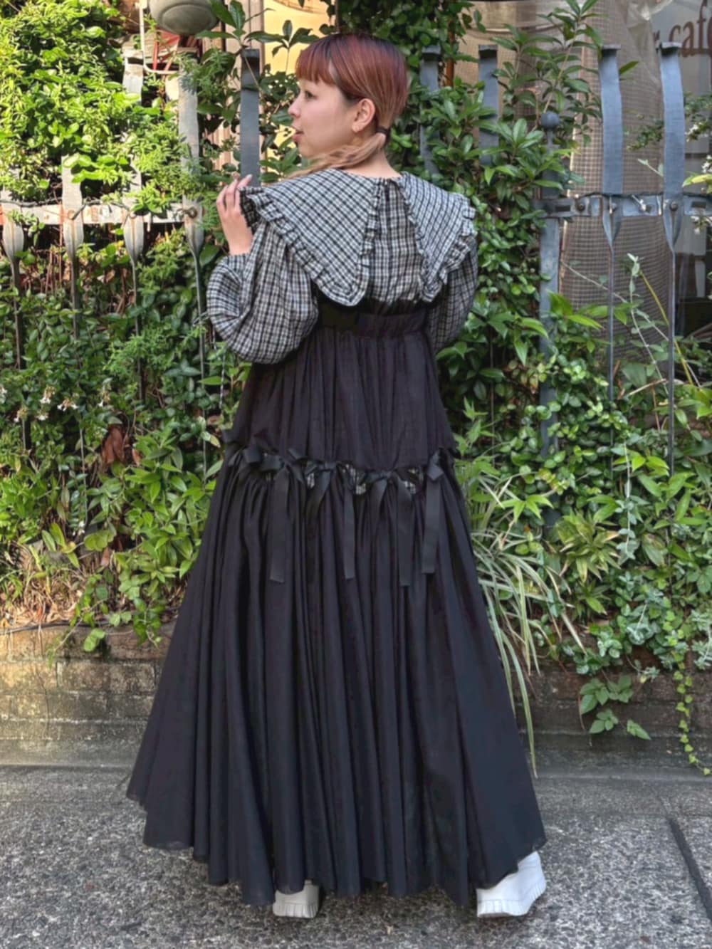 ブラック系のスカート、ブラック系のワンピースを着用したレディースの夏コーディネートの4枚目の写真