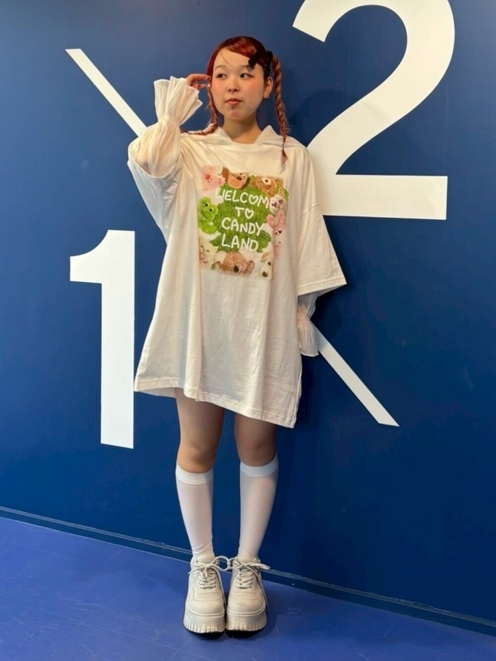 ホワイト系のシャツ/ブラウス、ホワイト系のTシャツ/カットソーを着用したレディースの春コーディネートの2枚目の写真