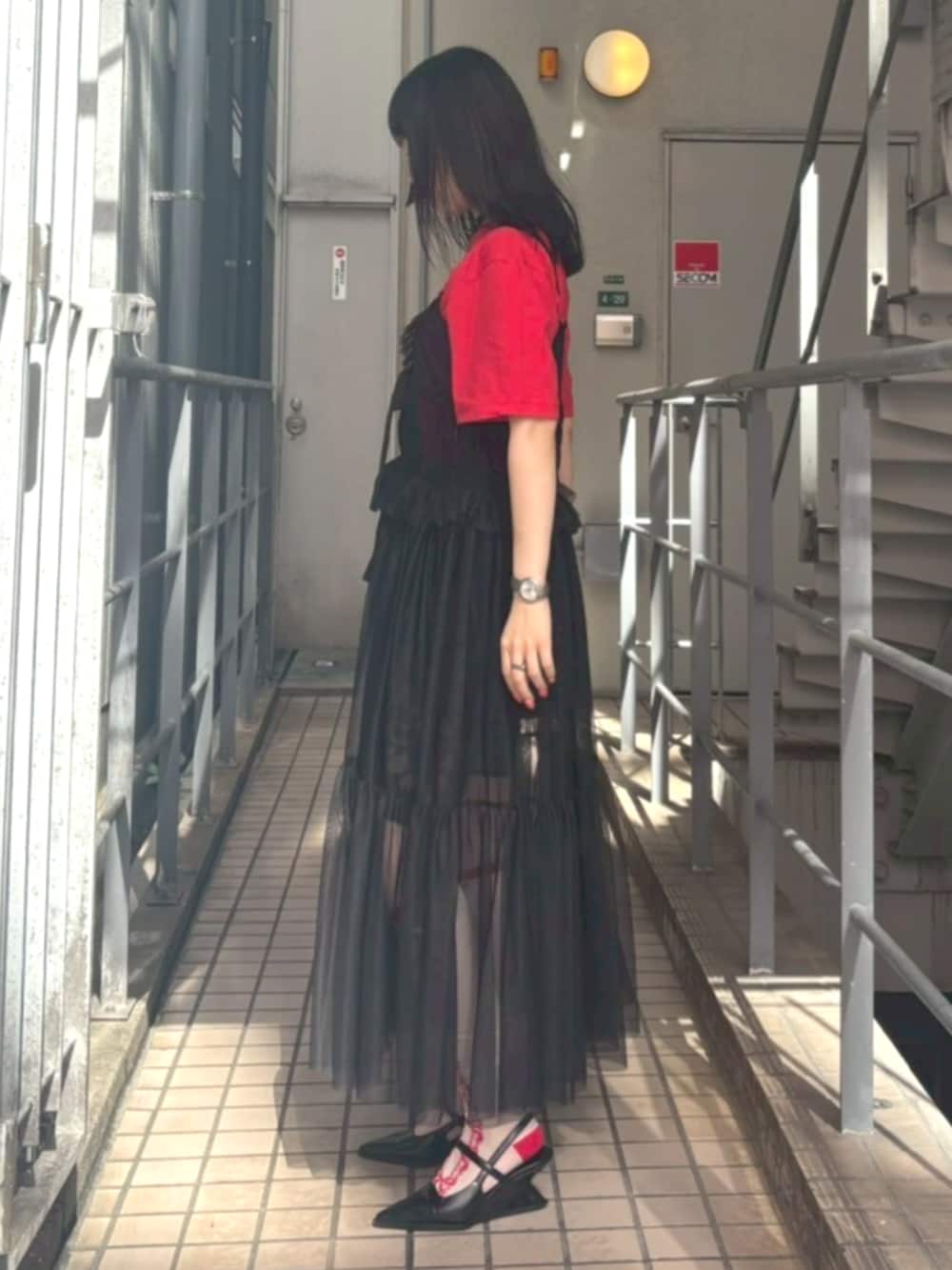 ブラック系のその他パンツ、レッド系のTシャツ/カットソー、ブラック系のワンピースを着用したレディースの夏コーディネートの3枚目の写真