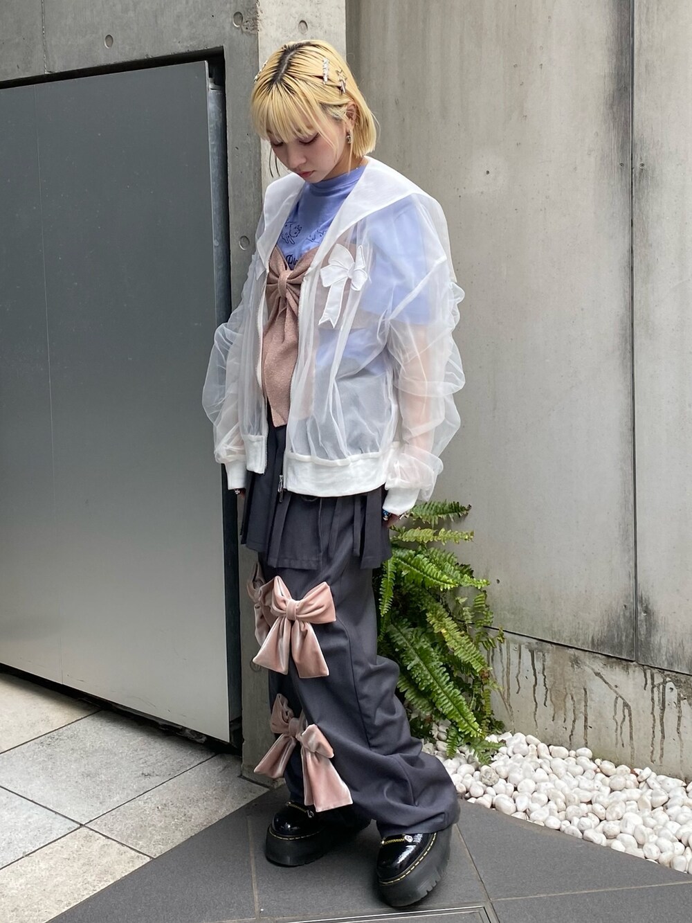 グレー系のその他パンツ、ブルー系のTシャツ/カットソー、ピンク系のその他トップスを着用したレディースの春コーディネートの4枚目の写真