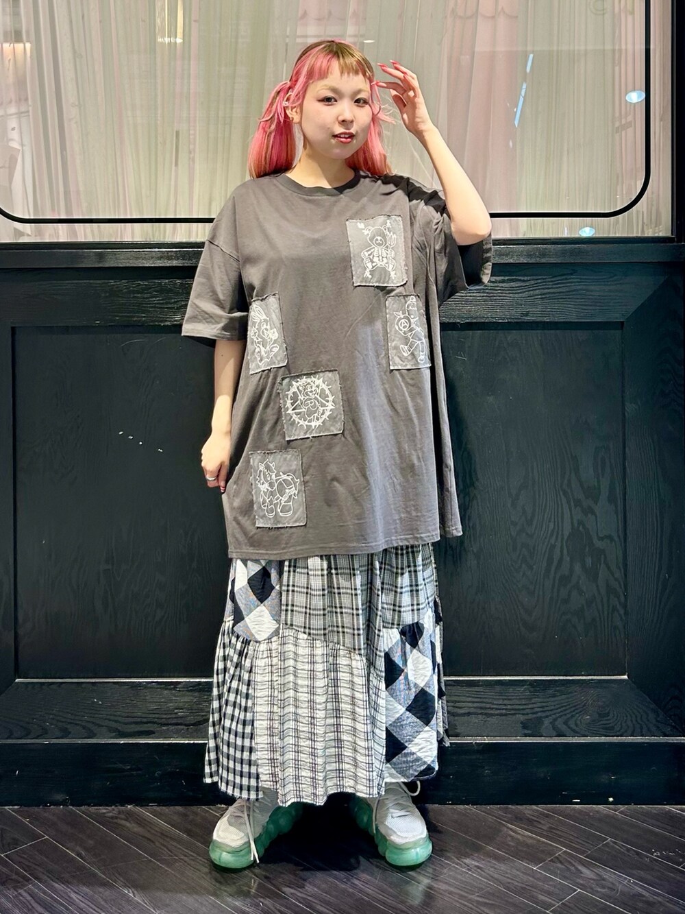 ブラック系のワンピース、グレー系のTシャツ/カットソーを着用したレディースの夏コーディネートの2枚目の写真