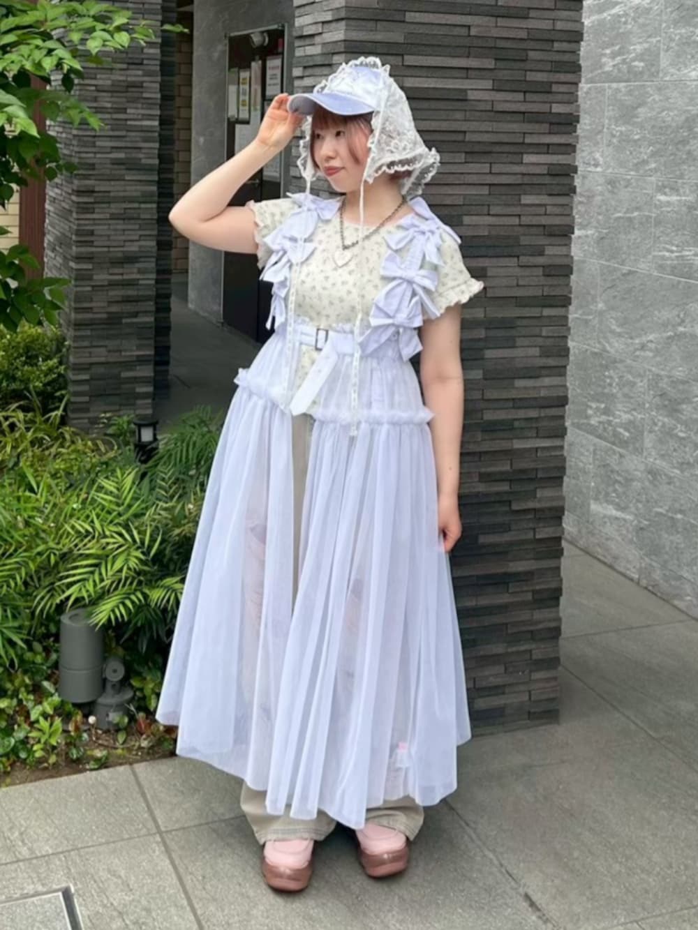 ホワイト系のTシャツ/カットソー、ホワイト系のジャンパースカート、ホワイト系のその他パンツを着用したレディースの夏コーディネートの2枚目の写真