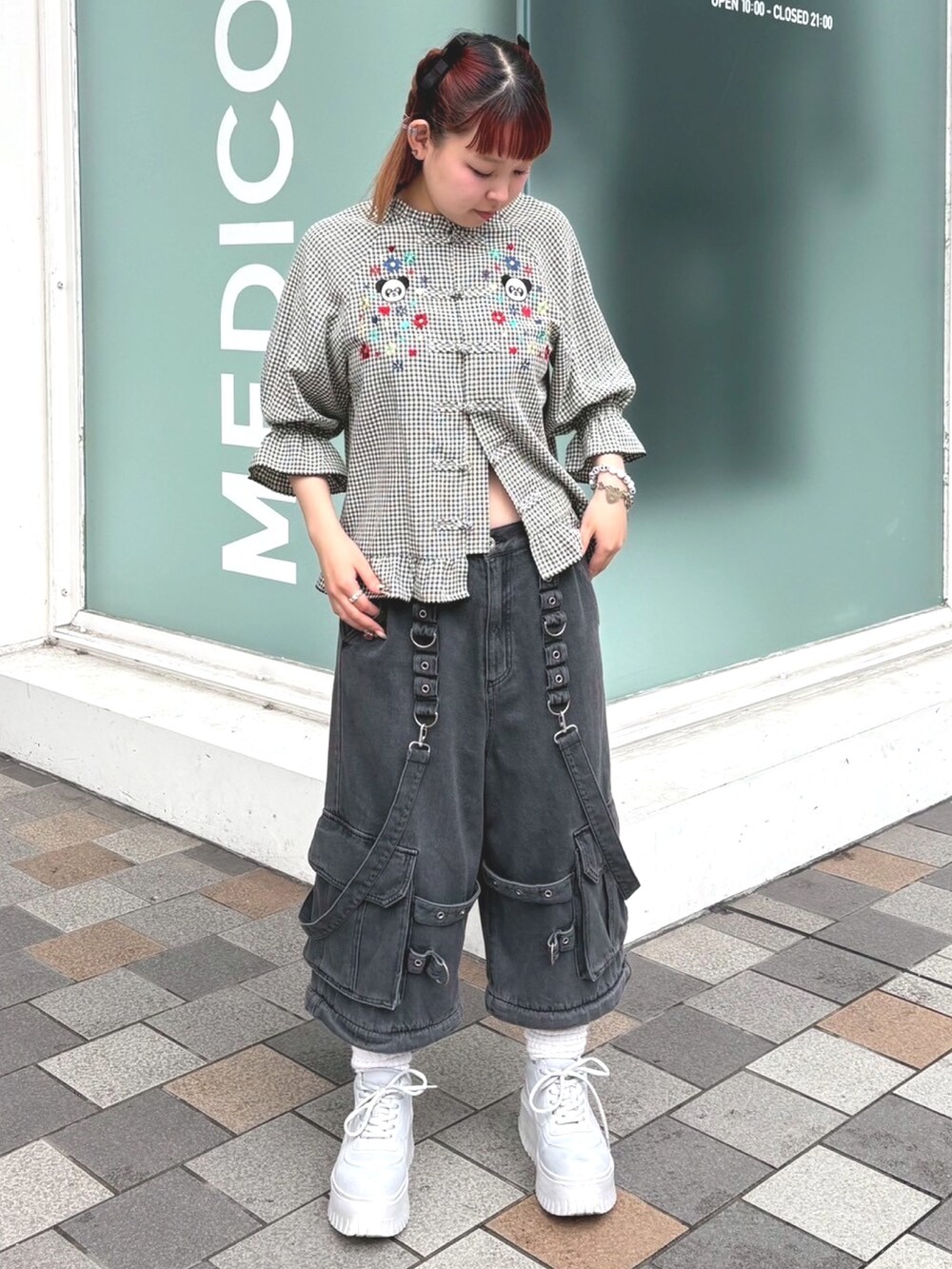 ブラック系のシャツ/ブラウス、ブラック系のボディバッグ/ウエストポーチ、ブラック系のデニムパンツを着用したレディースの夏コーディネートの2枚目の写真