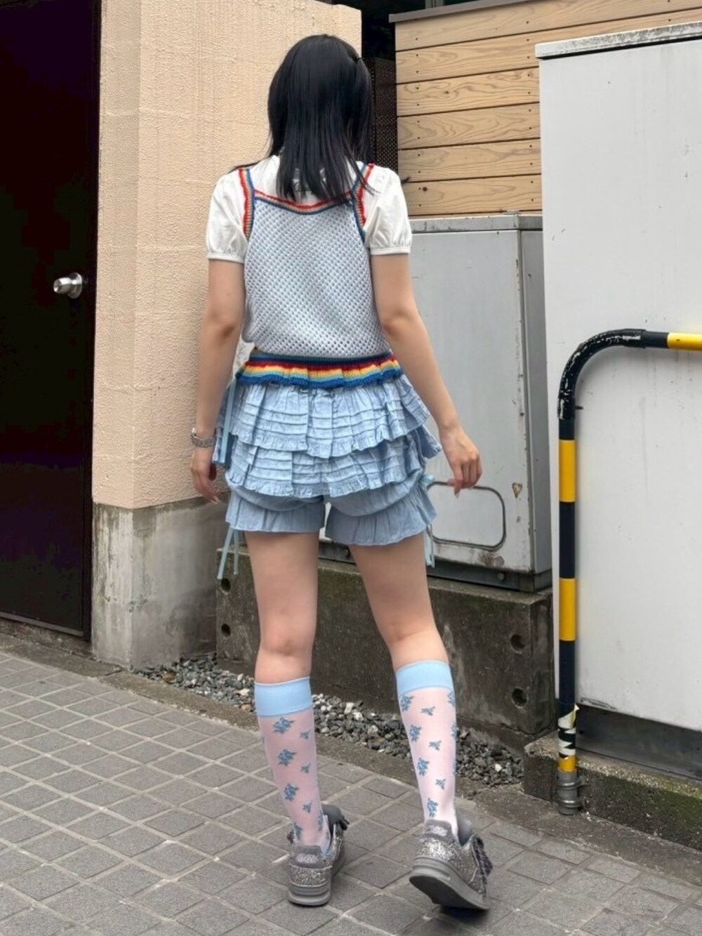 ブルー系のその他パンツ、ブルー系のキャミソール、ホワイト系のTシャツ/カットソーを着用したレディースの夏コーディネートの6枚目の写真