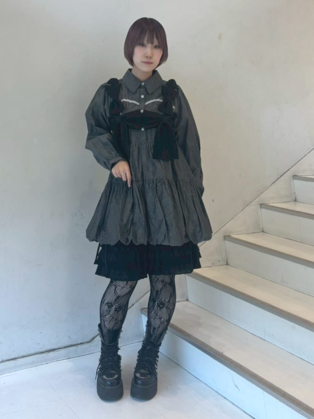 ブラック系のその他パンツ、ブラック系のその他トップス、ブラック系のシャツワンピースを着用したレディースの春コーディネートの3枚目の写真