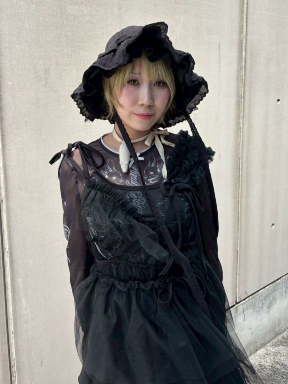 ブラック系のその他パンツ、ブラック系のワンピース、ブラック系のTシャツ/カットソーを着用したレディースの夏コーディネートの3枚目の写真