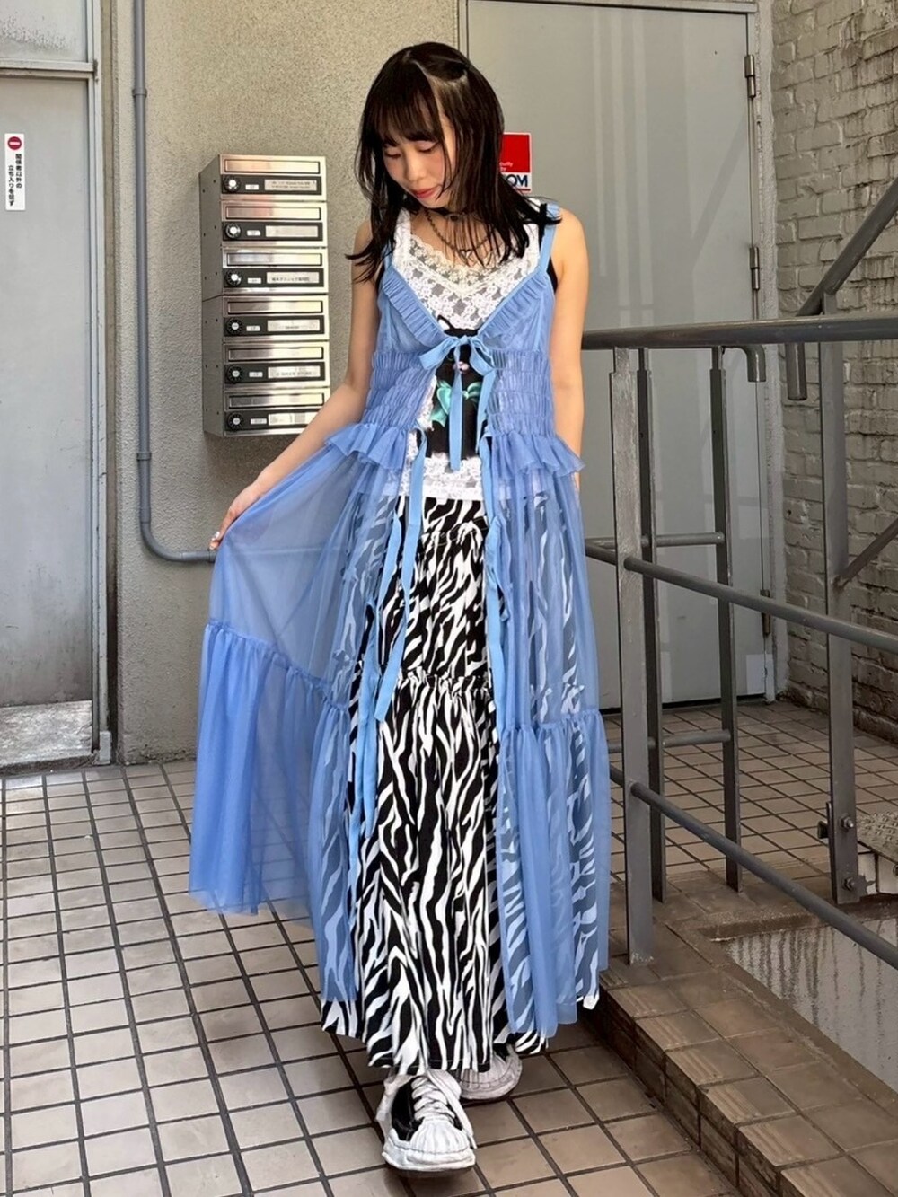 ホワイト系のスカート、ブルー系のワンピース、ホワイト系のキャミソールを着用したレディースの夏コーディネートの2枚目の写真