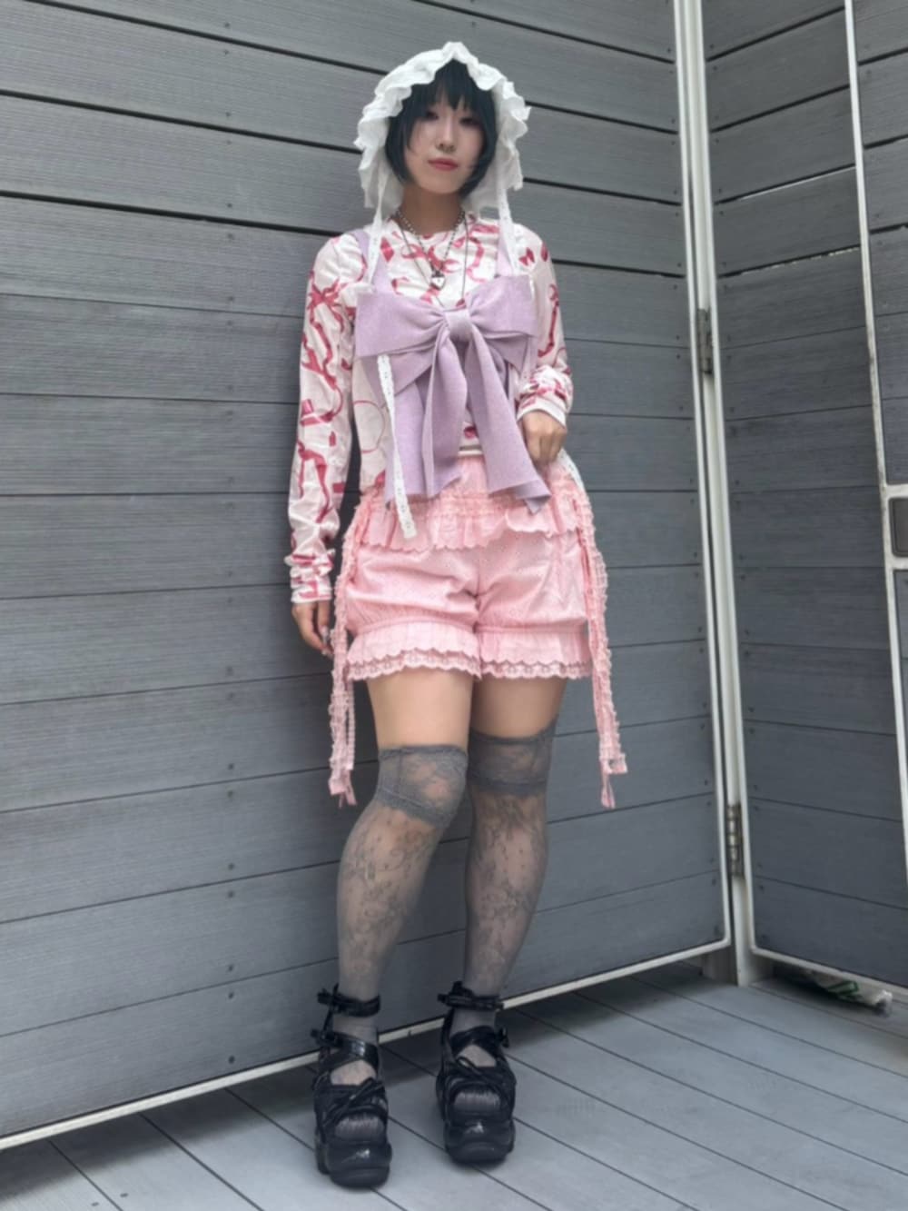 ピンク系のその他トップス、ピンク系のTシャツ/カットソー、ピンク系のその他パンツを着用したレディースの秋コーディネートの2枚目の写真
