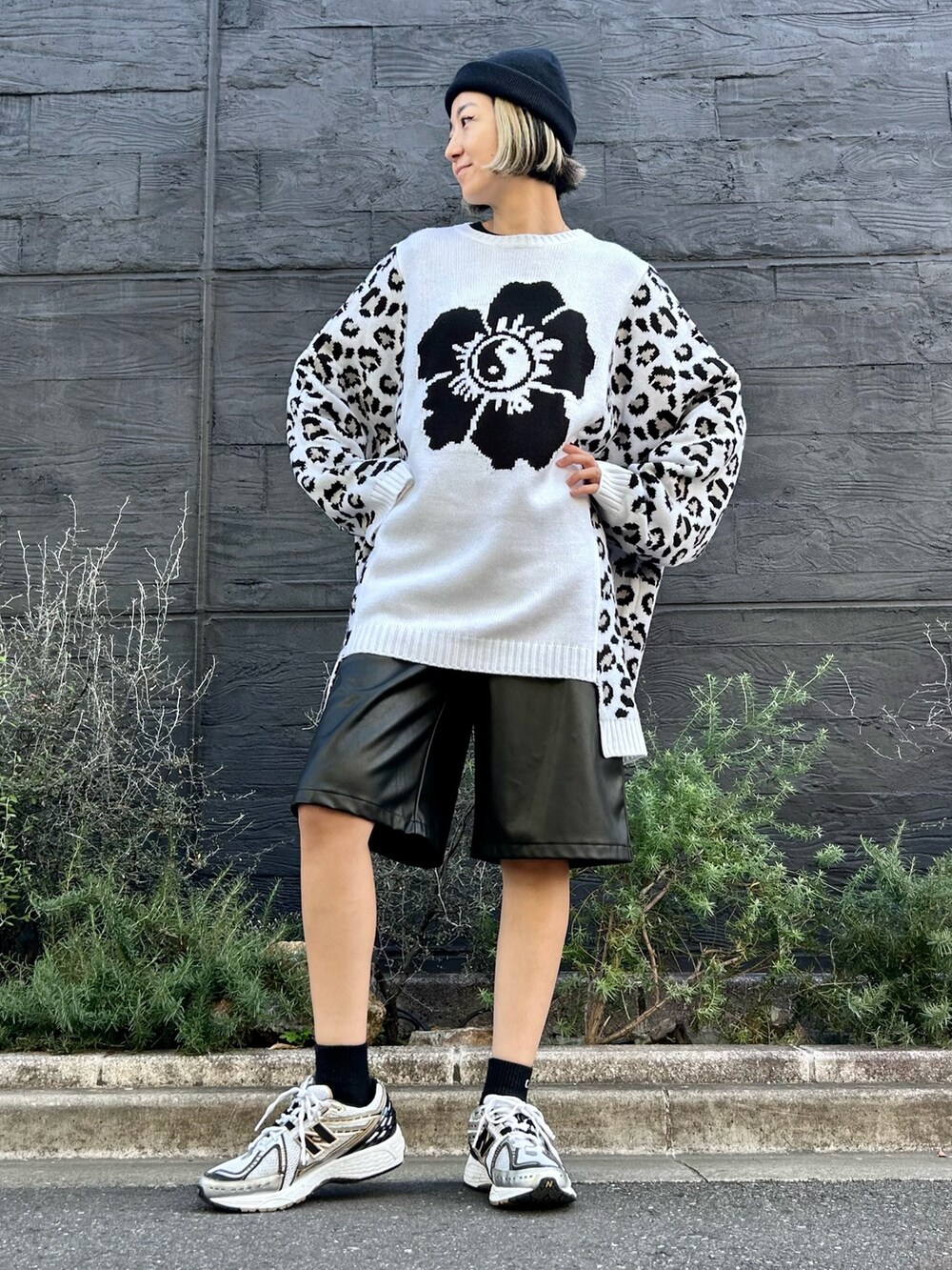 ホワイト系のニット/セーター、ブラック系のその他パンツを着用したレディースの秋コーディネートの2枚目の写真