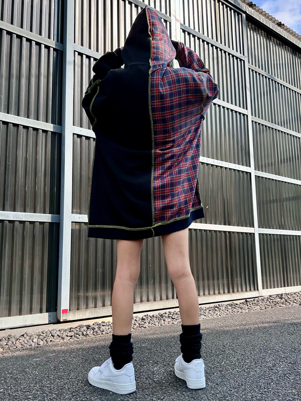 ブラック系のワンピースを着用したレディースの冬コーディネートの4枚目の写真