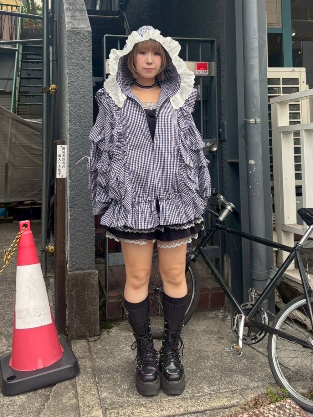 ブラック系のその他パンツ、ブラック系のキャミソール、ホワイト系のブルゾンを着用したレディースの秋コーディネートの4枚目の写真