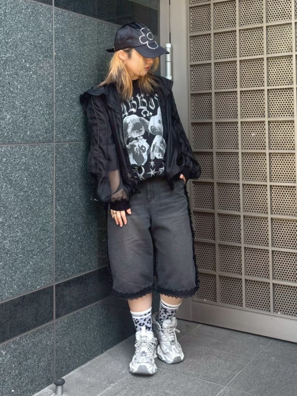 ブラック系のデニムパンツ、ブラック系のブルゾン、ブラック系のTシャツ/カットソーを着用したレディースの春コーディネートの3枚目の写真
