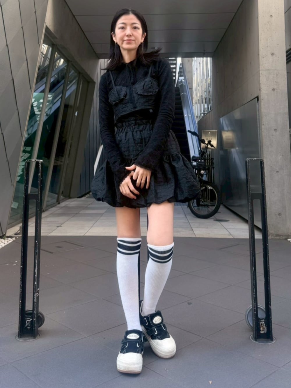 ブラック系のその他トップス、ブラック系のワンピースを着用したレディースの冬コーディネートの2枚目の写真