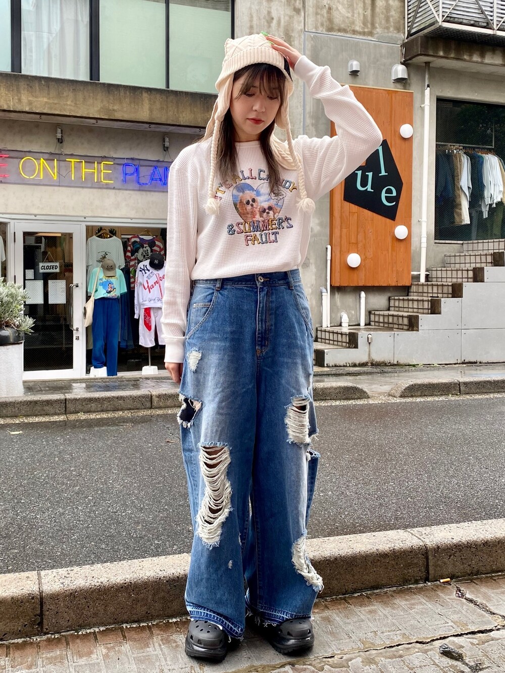 ホワイト系のTシャツ/カットソー、ブルー系のデニムパンツ、ホワイト系のニットキャップ/ビーニーを着用したレディースの秋コーディネートの2枚目の写真