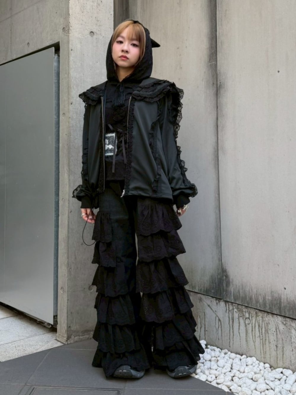 ブラック系のショルダーバッグ、ブラック系のその他トップス、ブラック系のブルゾンを着用したレディースの冬コーディネートの2枚目の写真