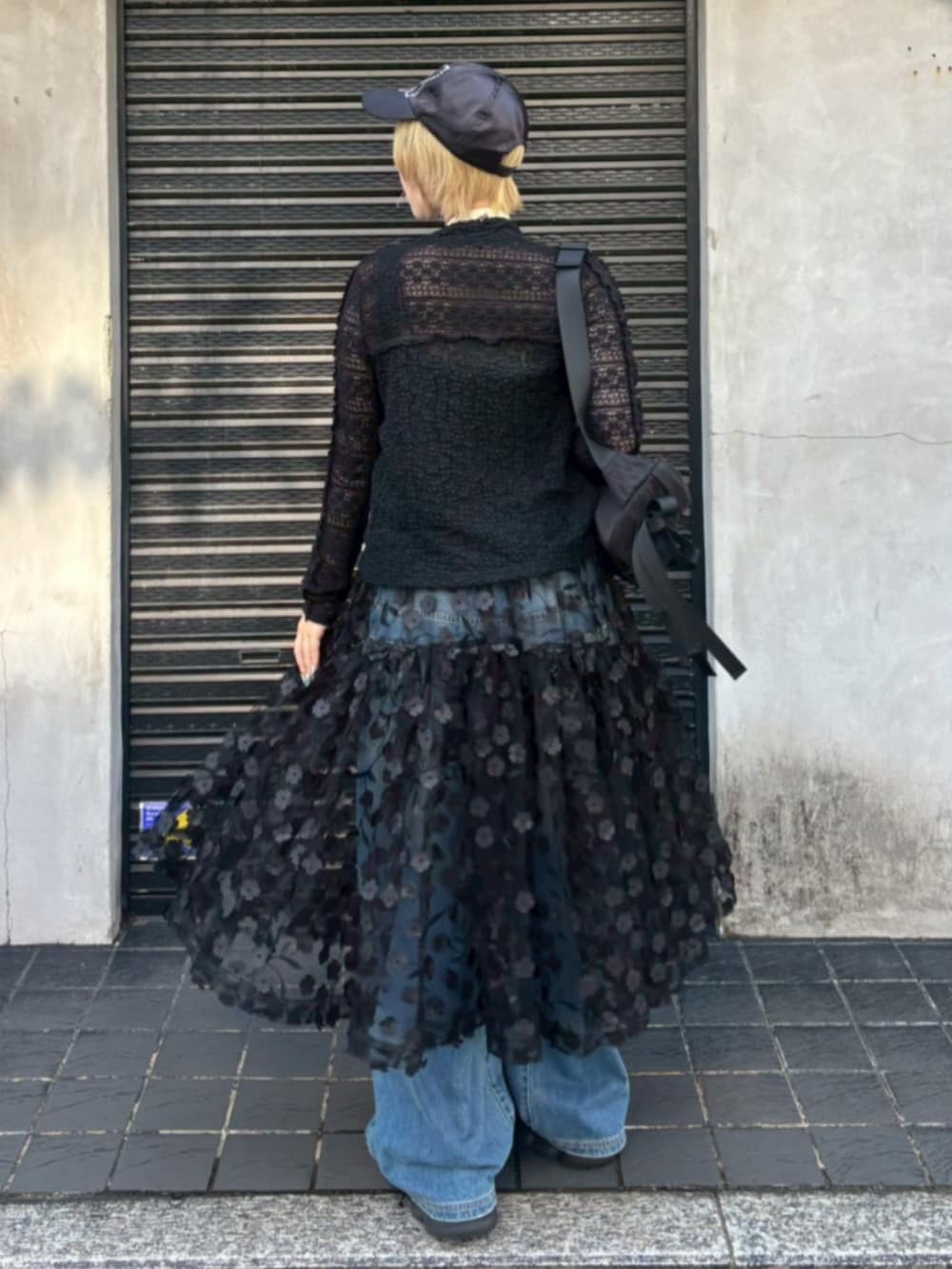 ブルー系のデニムパンツ、ブラック系のボディバッグ/ウエストポーチ、ブラック系のその他アウターを着用したレディースの夏コーディネートの2枚目の写真