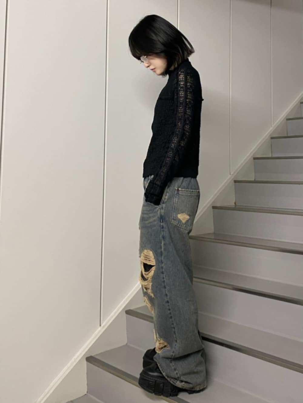 ブルー系のデニムパンツ、ブラック系のその他アウターを着用したレディースの夏コーディネートの2枚目の写真