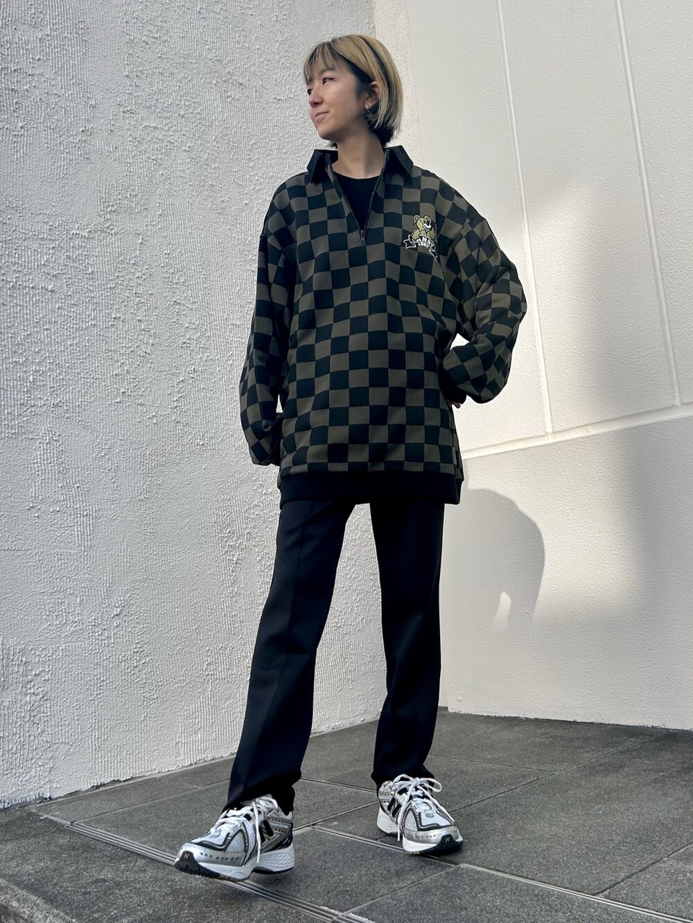 ホワイト系のシューズ、ブラック系のその他パンツ、ブラック系のモッズコートを着用したレディースの冬コーディネートの4枚目の写真