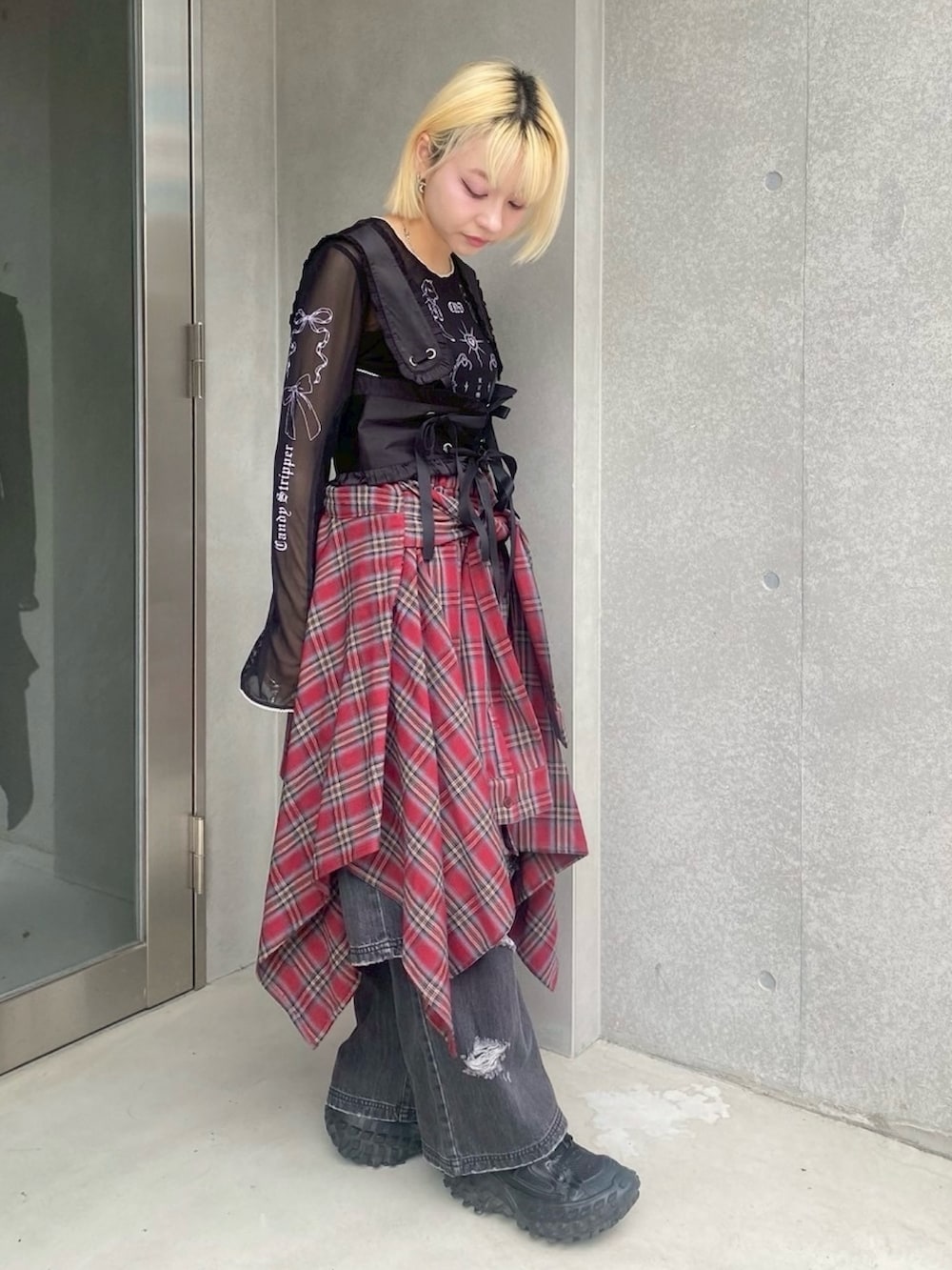 ブラック系のTシャツ/カットソー、ブラック系のその他トップス、レッド系のスカートを着用したレディースの夏コーディネートの2枚目の写真