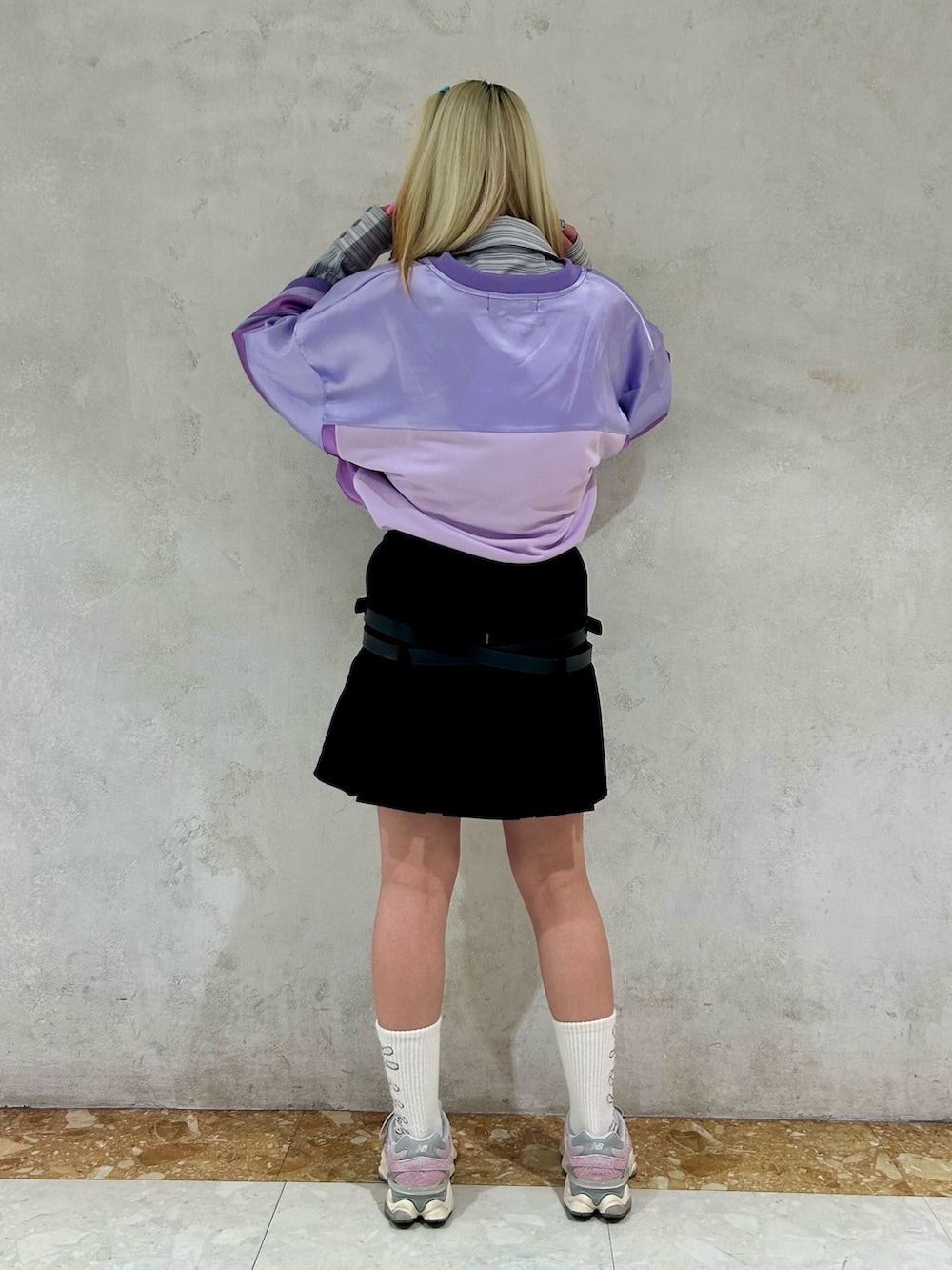 パープル系のその他トップス、グレー系のシャツ/ブラウス、ブラック系のスカートを着用したレディースの春コーディネートの5枚目の写真