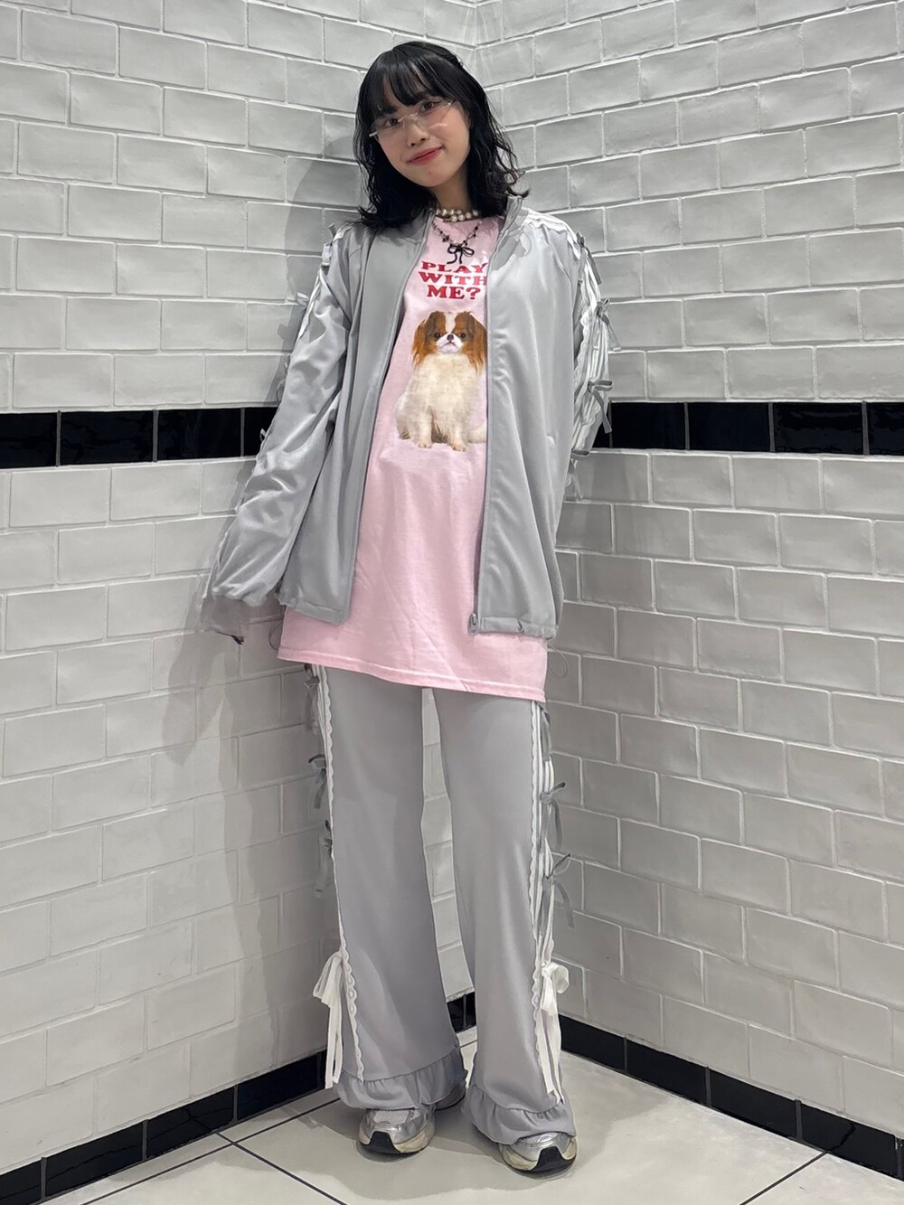 グレー系のその他パンツ、ホワイト系のTシャツ/カットソー、グレー系のブルゾンを着用したレディースの冬コーディネートの2枚目の写真