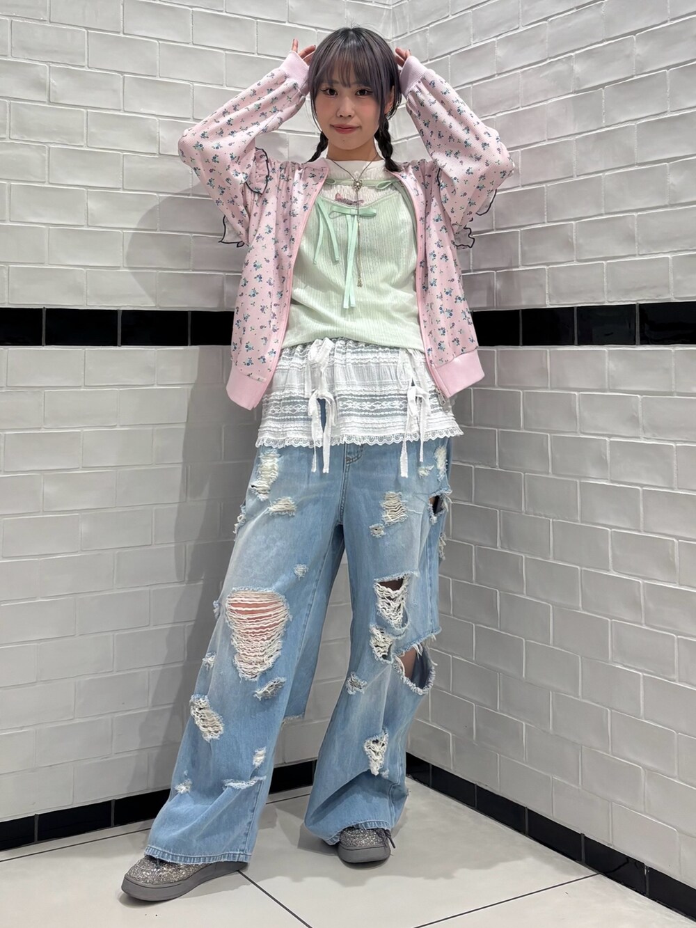 ブルー系のデニムパンツ、ホワイト系のスカート、ホワイト系のTシャツ/カットソーを着用したレディースの春コーディネートの2枚目の写真