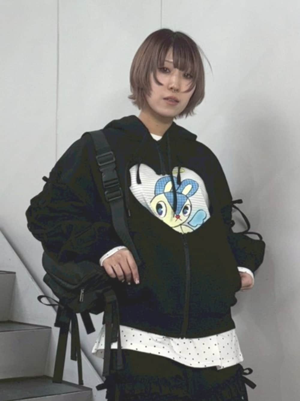 ブラック系のその他パンツ、ブラック系のボディバッグ/ウエストポーチ、ブラック系のパーカーを着用したレディースの春コーディネートの4枚目の写真