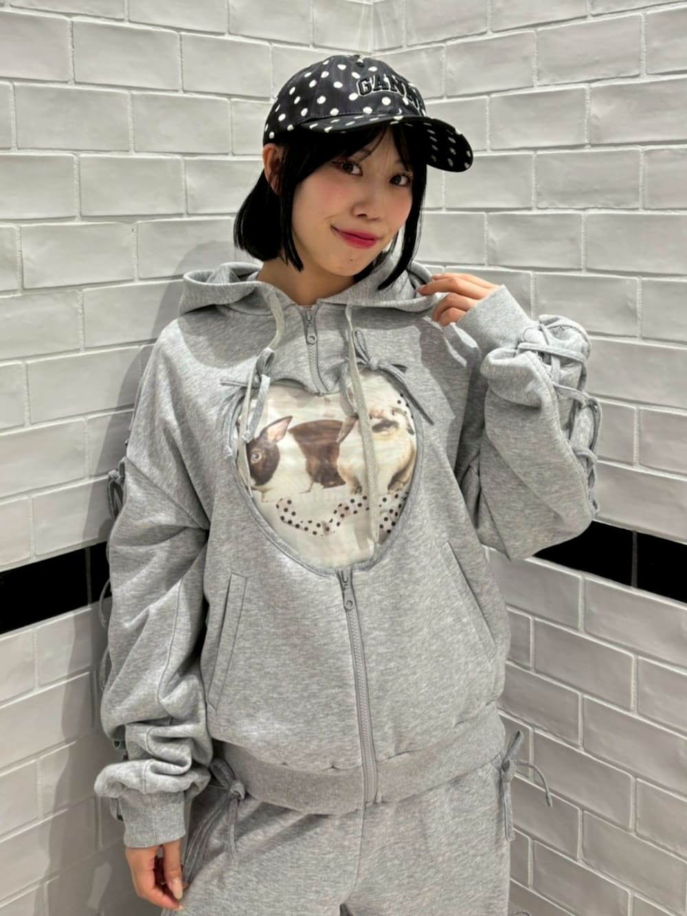 グレー系のパーカー、グレー系のスウェットパンツ、ブルー系のTシャツ/カットソーを着用したレディースの春コーディネートの4枚目の写真