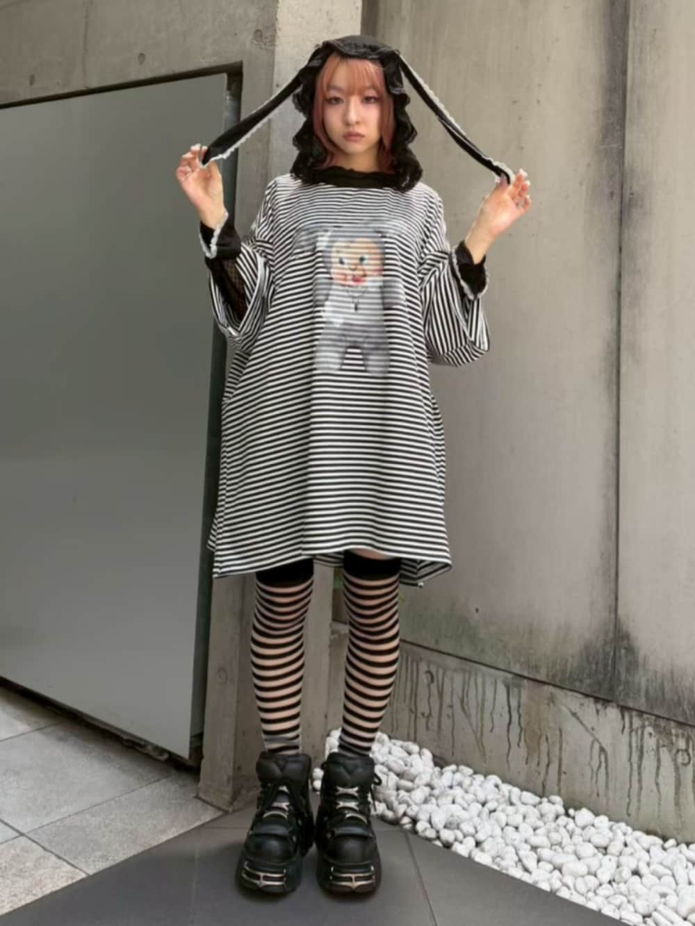 ブラック系のTシャツ/カットソー、ブラック系のTシャツ/カットソー、ブラック系のソックス/靴下を着用したレディースの夏コーディネートの2枚目の写真
