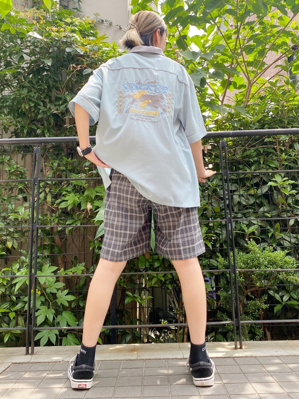 ブルー系のシャツ/ブラウス、グレー系のその他パンツ、ブラック系のスニーカーを着用したレディースの夏コーディネートの3枚目の写真