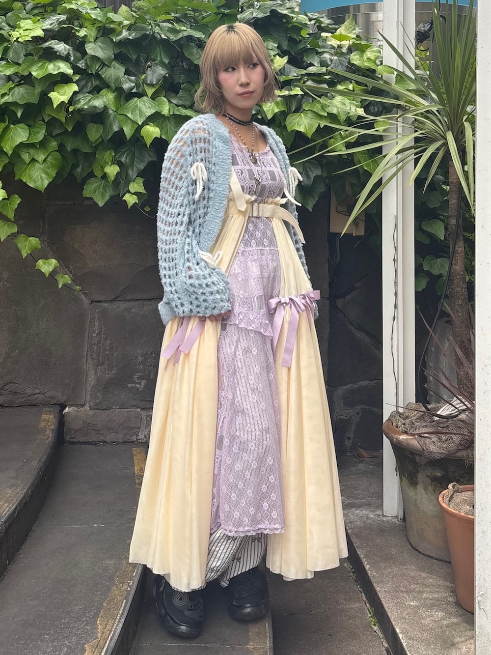 ブルー系のカーディガン/ボレロ、パープル系のワンピース、ホワイト系のスカートを着用したレディースの夏コーディネートの4枚目の写真