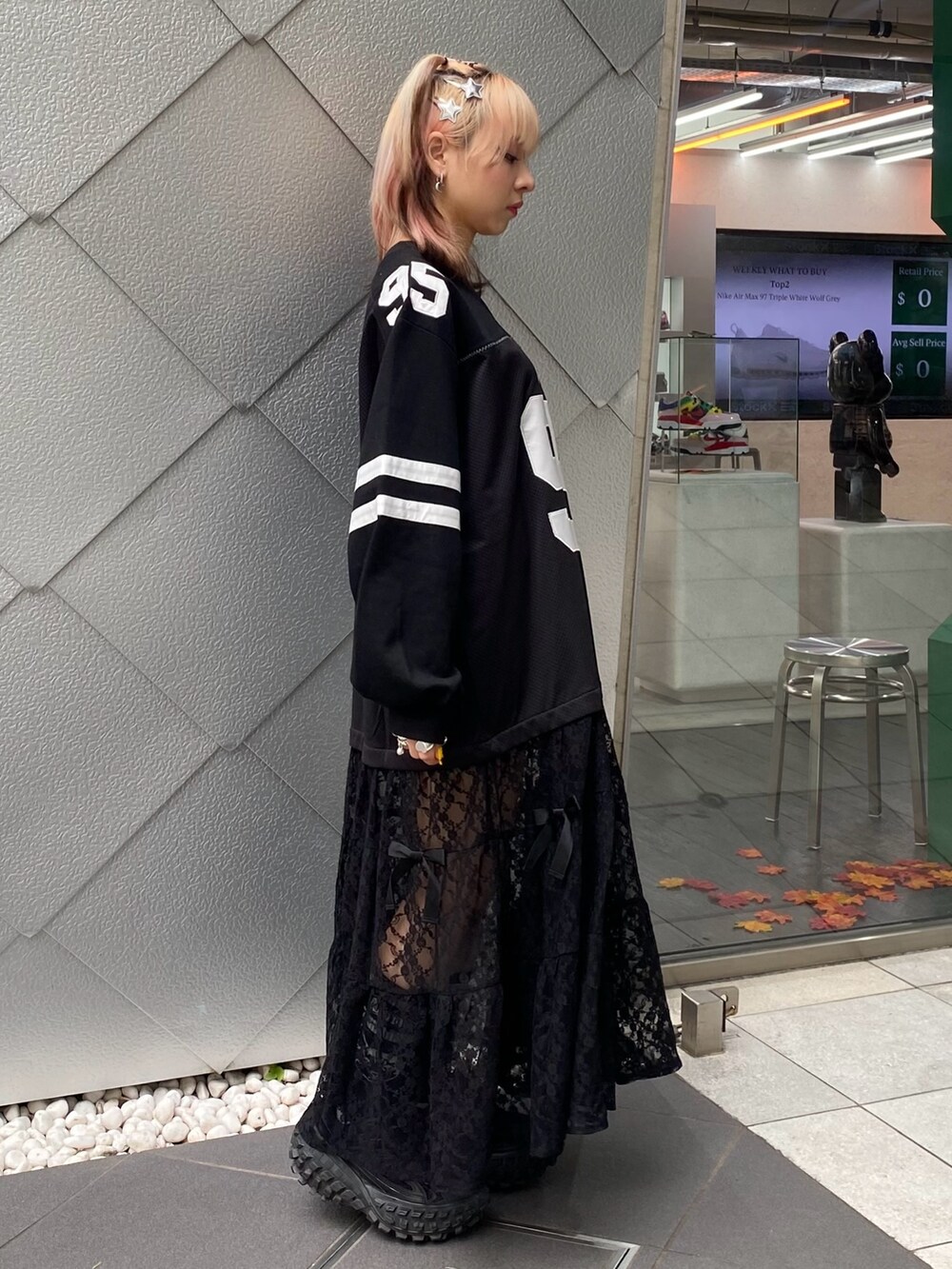 ホワイト系のその他アウター、ブラック系のワンピース、ブラック系のソックス/靴下を着用したレディースの秋コーディネートの5枚目の写真