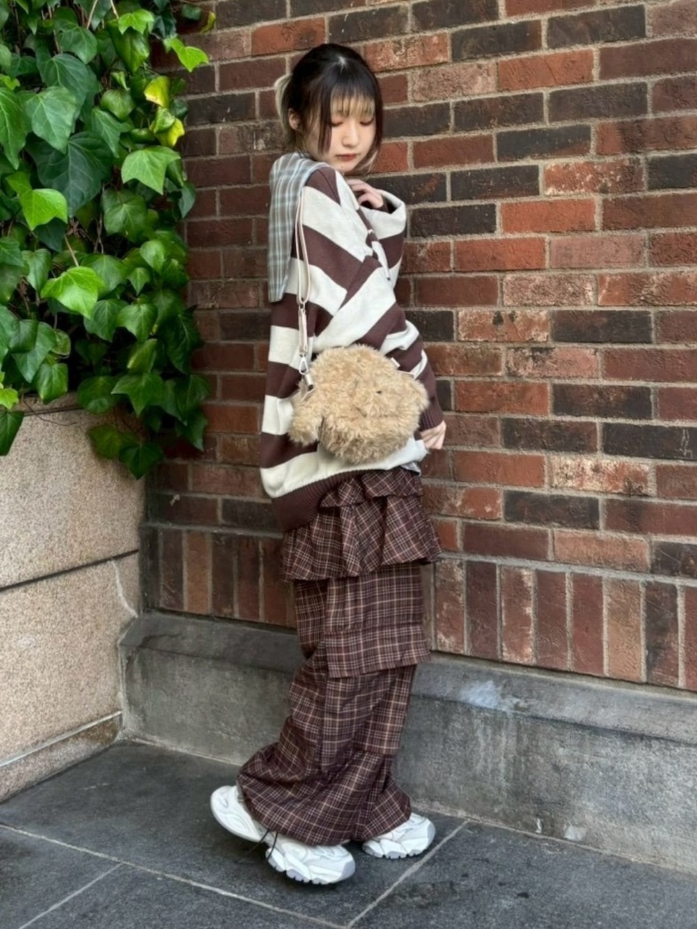 ブラウン系のニット/セーター、ブラウン系のシャツ/ブラウス、ブラウン系のその他パンツを着用したレディースの秋コーディネートの5枚目の写真