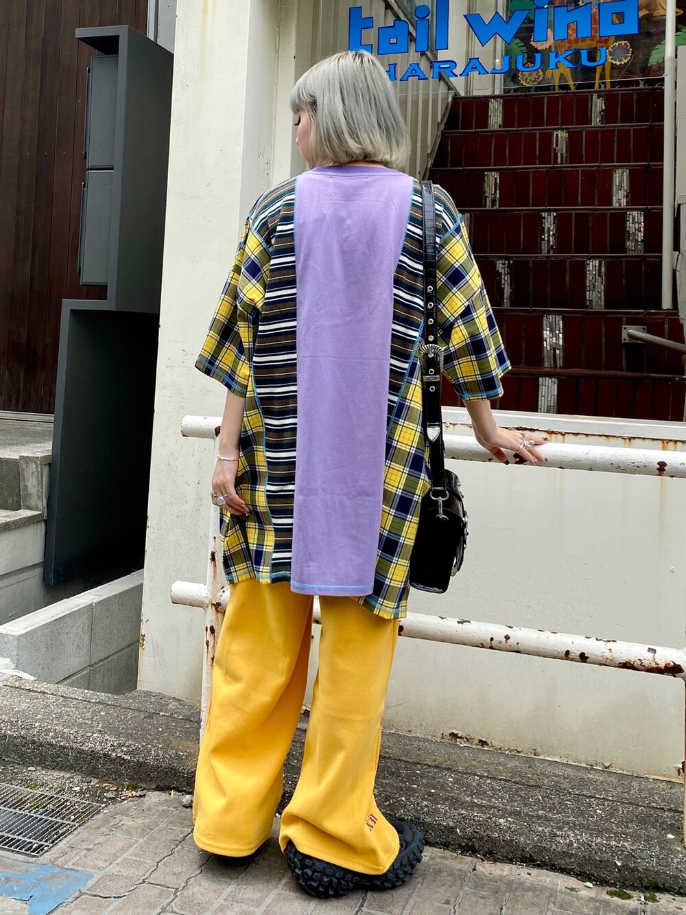 パープル系のTシャツ/カットソー、イエロー系のその他パンツ、ブラック系のショルダーバッグを着用したレディースの夏コーディネートの4枚目の写真