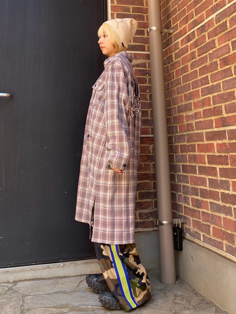 ベージュ系のその他パンツ、グレー系のシャツワンピース、ホワイト系のニットキャップ/ビーニーを着用したレディースの春コーディネートの3枚目の写真