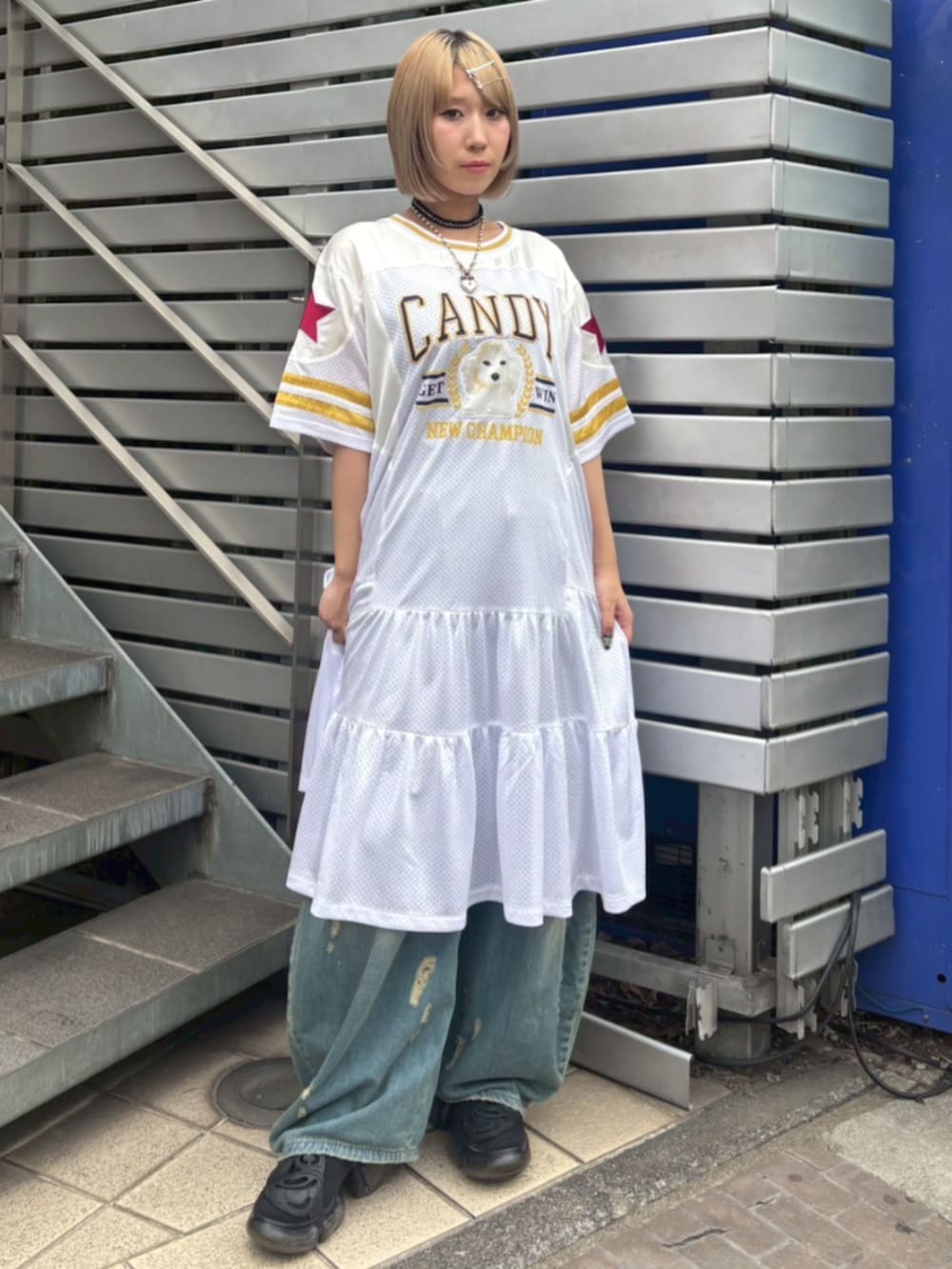 ブルー系のデニムパンツ、ホワイト系のワンピースを着用したレディースの夏コーディネートの2枚目の写真