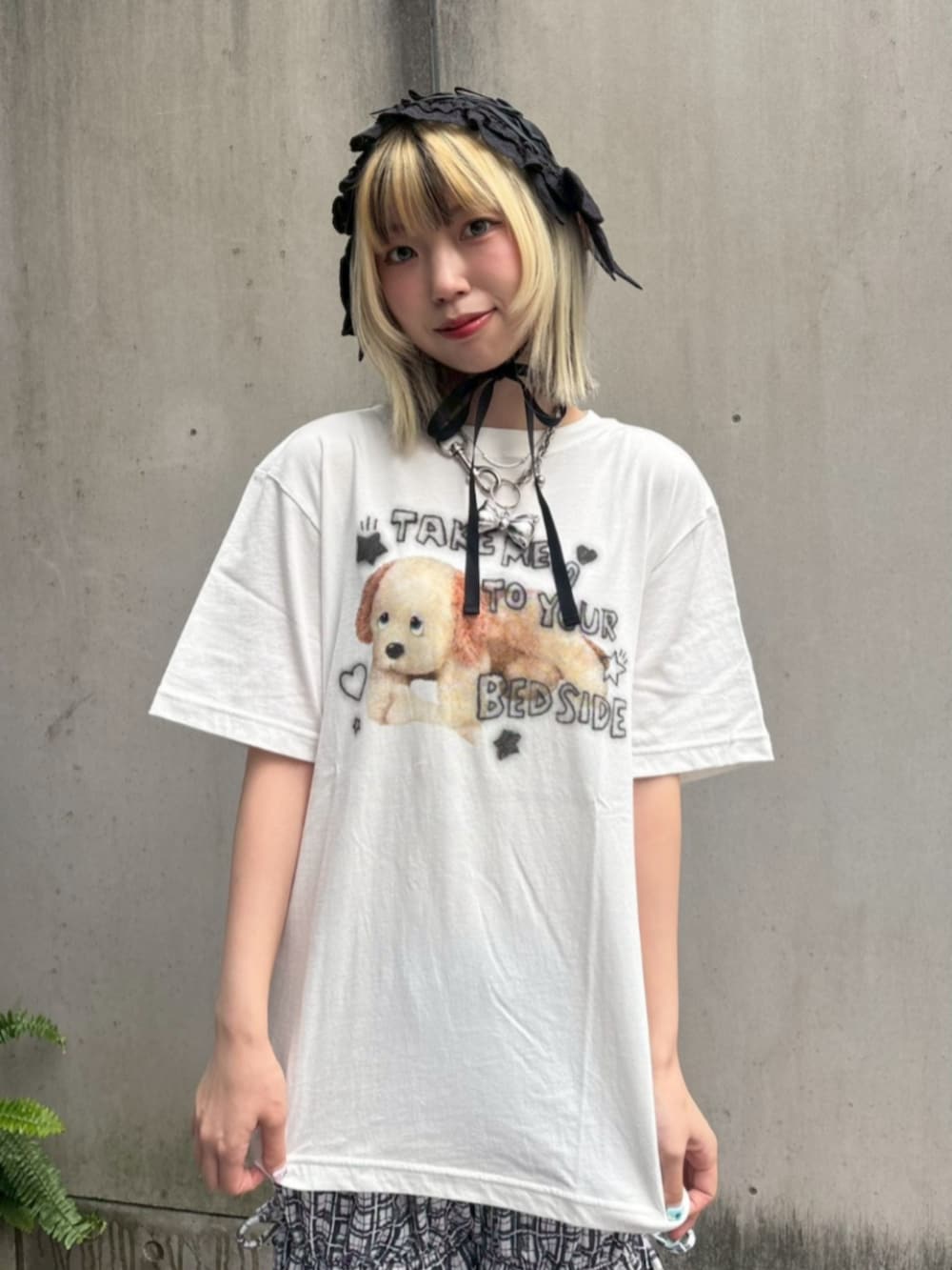 ホワイト系のTシャツ/カットソー、ブラック系のニットキャップ/ビーニー、ブラック系の水着を着用したレディースの夏コーディネートの3枚目の写真