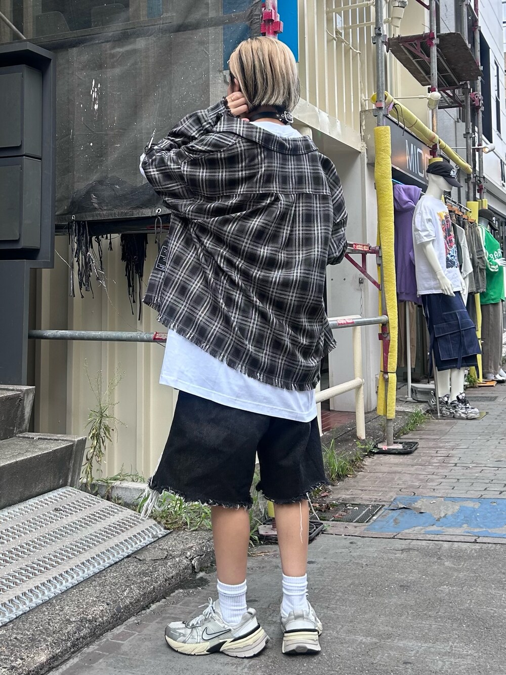 ブラック系のシャツ/ブラウス、ホワイト系のTシャツ/カットソー、ブラック系のデニムパンツを着用したレディースの夏コーディネートの5枚目の写真