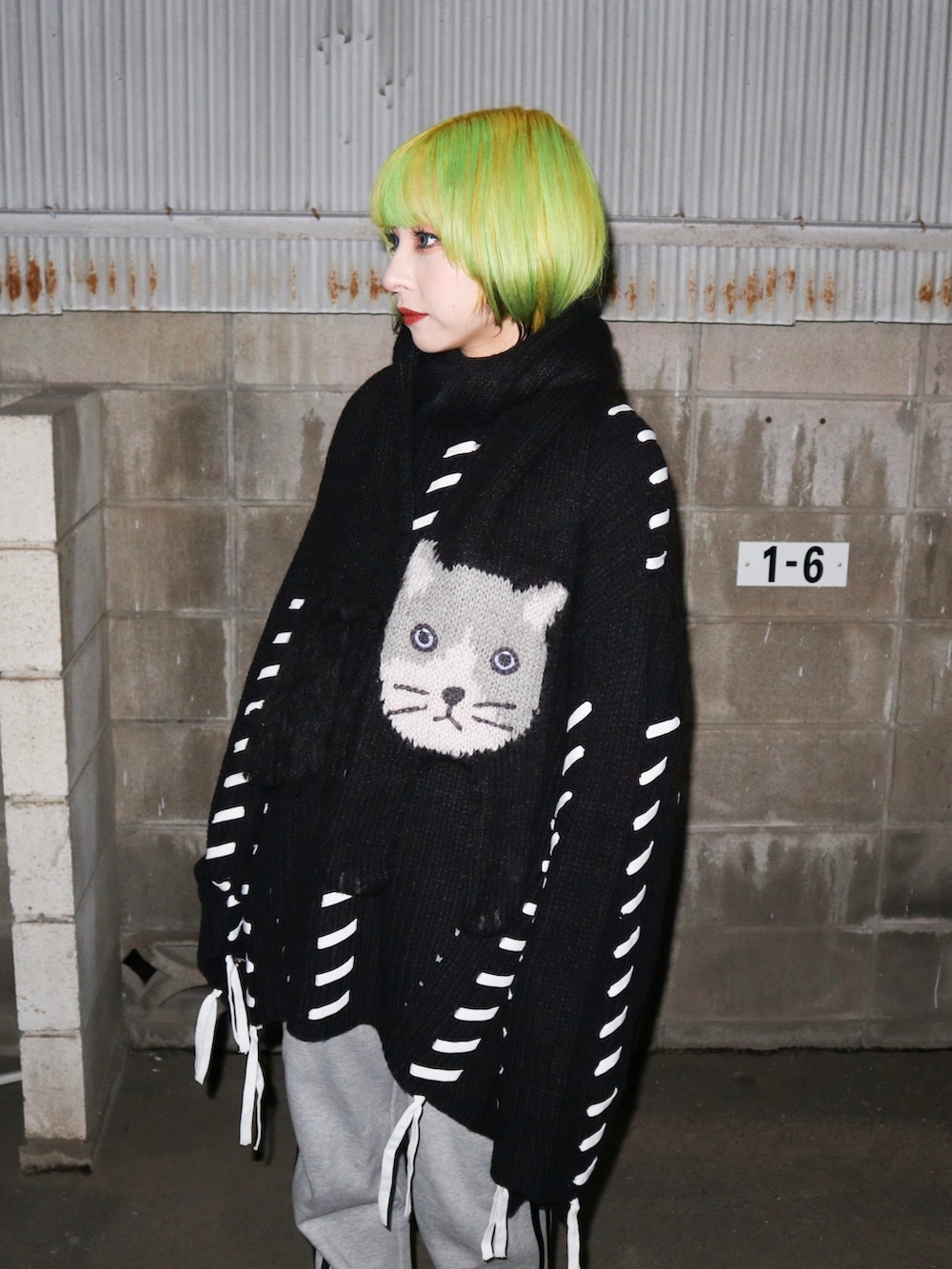 グレー系のその他パンツ、ブラック系のニット/セーター、ブラック系のマフラーを着用したレディースの秋コーディネートの4枚目の写真