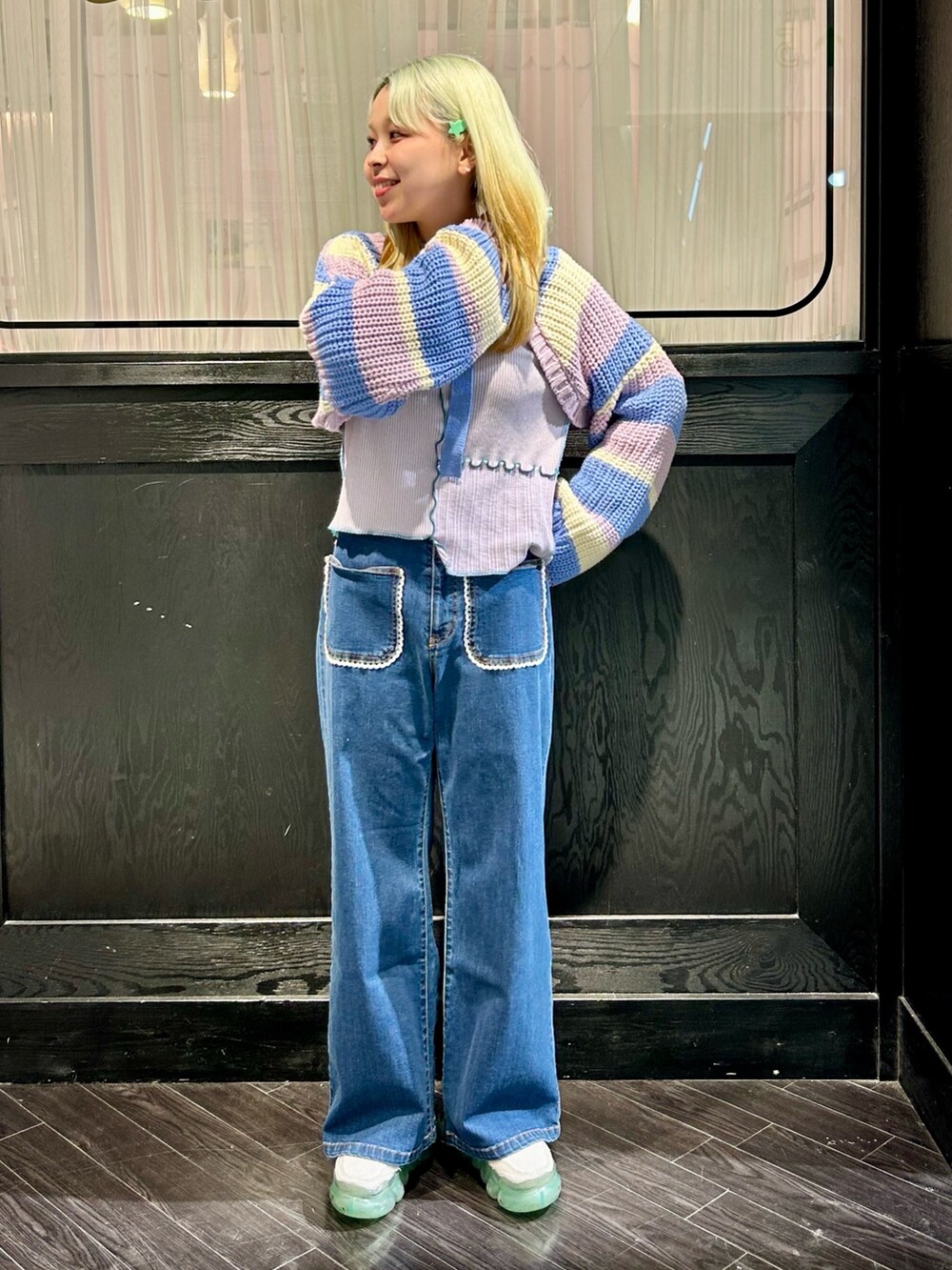 ブルー系のデニムパンツ、パープル系のその他トップス、パープル系のカーディガン/ボレロを着用したレディースの冬コーディネートの3枚目の写真